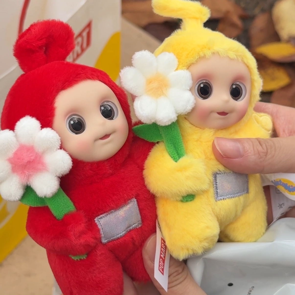 Pop Mart Teletubbies Say Hello Series Figures Sealed Case Laa Laa's Energetic Flower (Opened Case), Pop Mart Teletubbies Say Hello Series Figures Sealed Case Po's Happy Flower (Opened Case) 착용 스타일