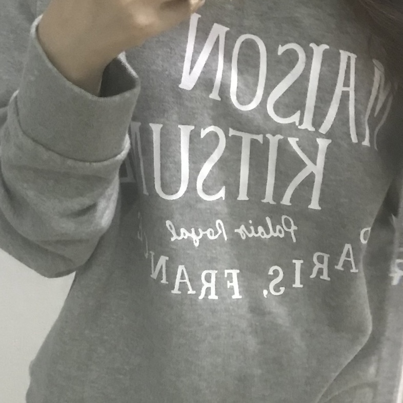 Maison Kitsune Palais Royal Classic Sweatshirt Grey Melange 착용 스타일