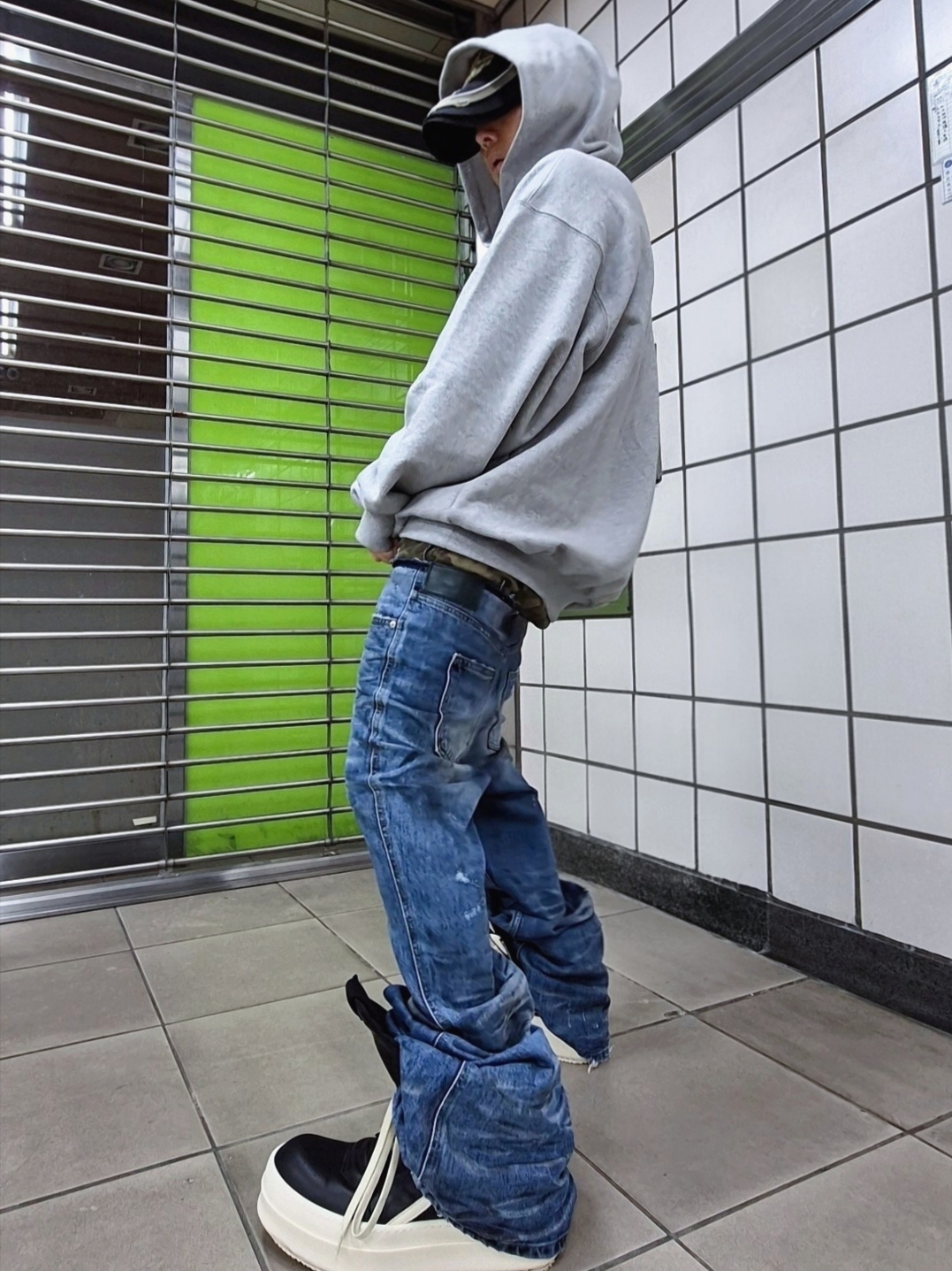 Rick Owens Hollywood Mega Bumper Geobasket in Full Grain Calf Leather Black Milk, Protocol Index Racing Cap Black 착용 스타일 - 1
