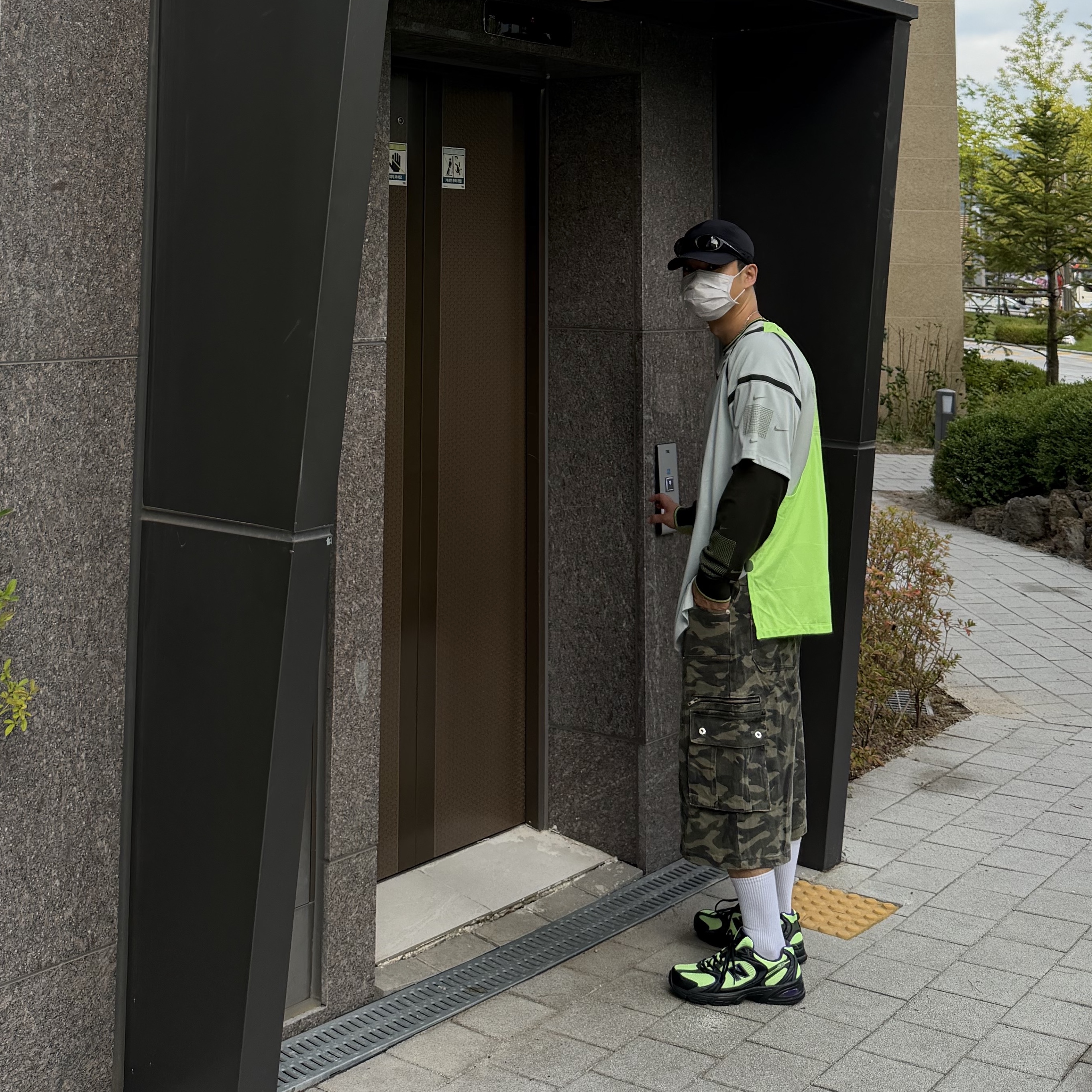 New Balance 530 Black Volt Green, Nike ISPA Long Sleeve T-Shirt Light Silver - Asia 착용 스타일