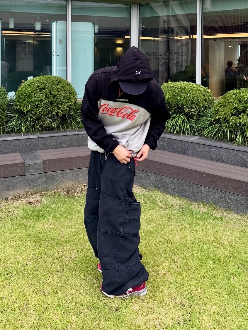 SPORT CHAMBER x Coca-Cola Hood T-shirt Black 착용 스타일 - 1