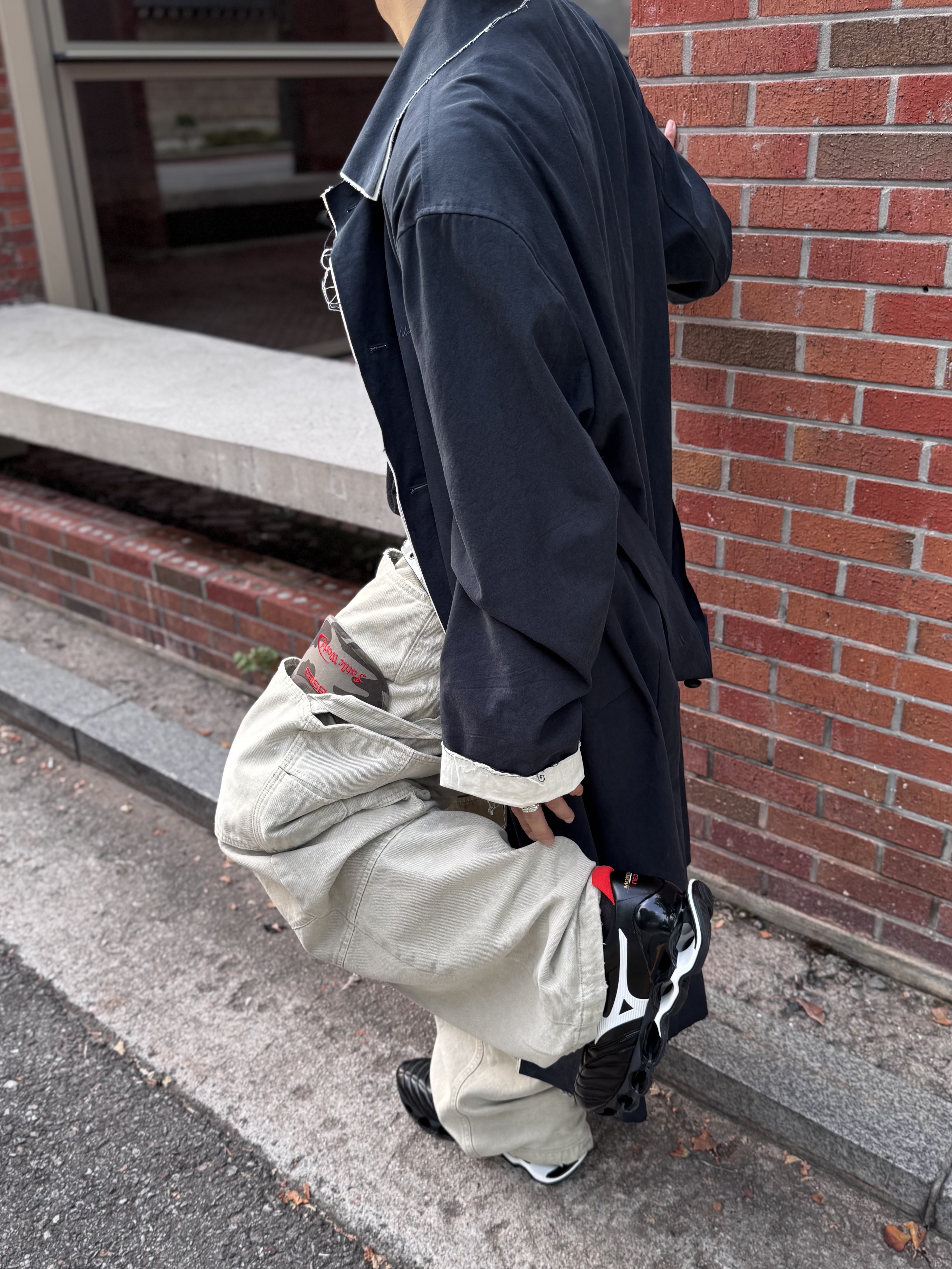 Balenciaga Swift Oval Sunglasses Black, Nonnod Double Knee Cover Pants Vintage Beige 착용 스타일 - 5