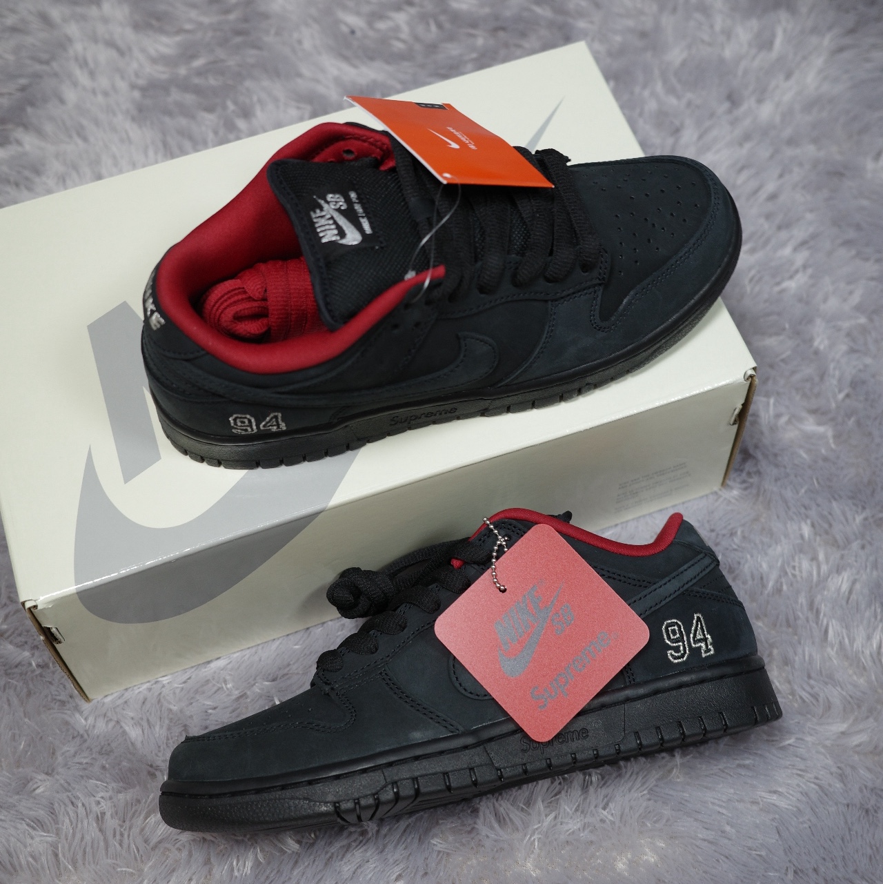 Nike x Supreme SB Dunk Low Black 착용 스타일 - 4