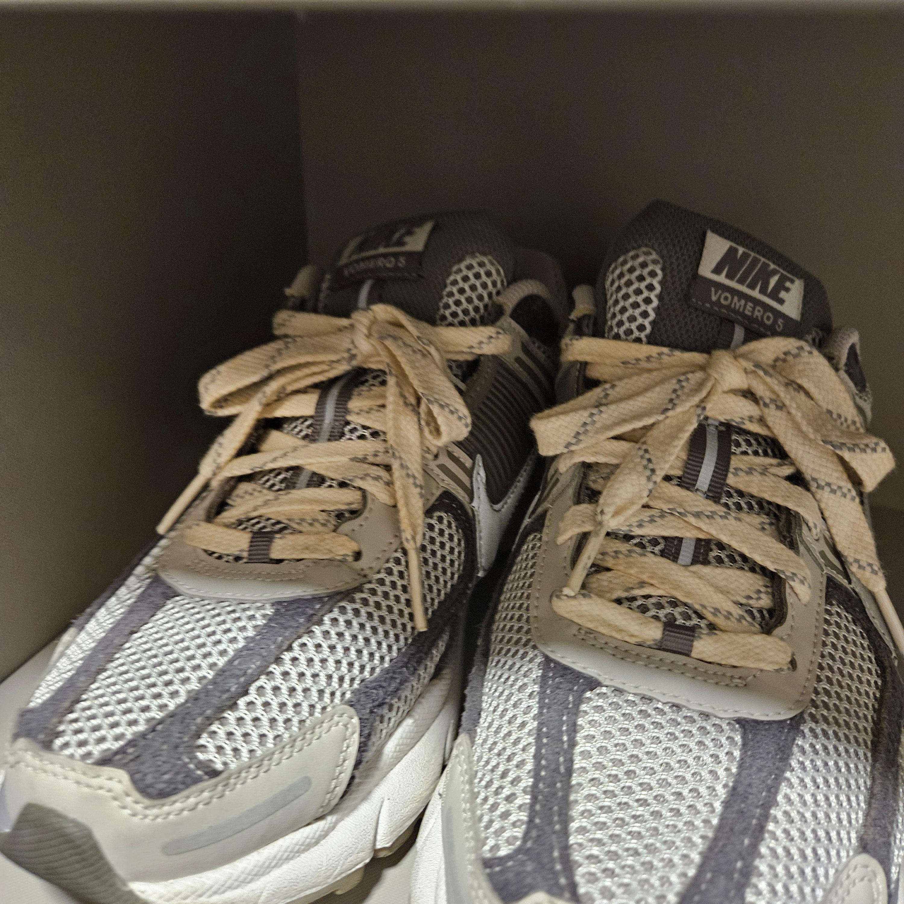 Nike Zoom Vomero 5 PRM Light Iron Ore and Flat Fewter 착용 스타일