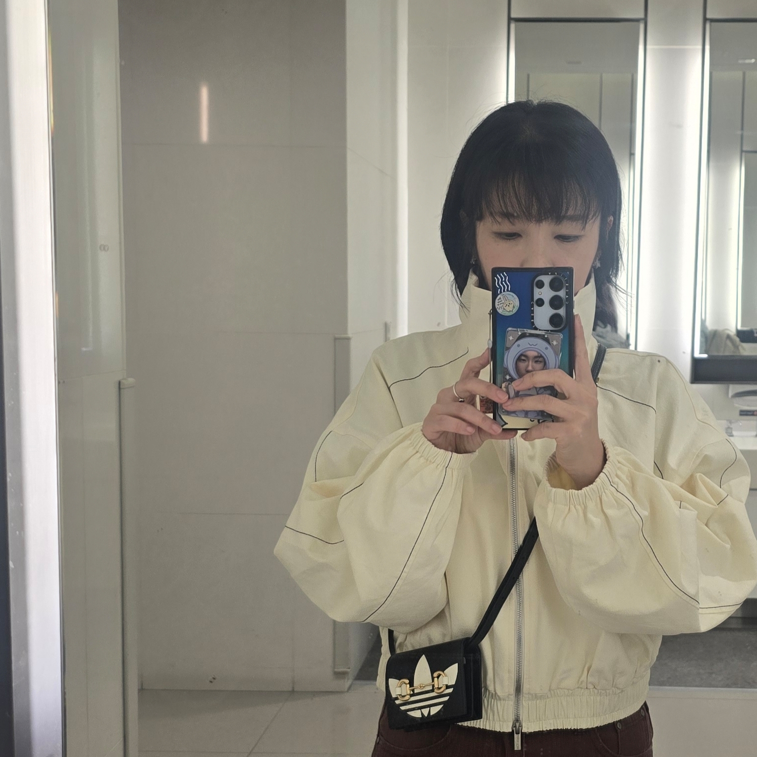 Gucci x Adidas Card Case With Horsebit Black, (W) Matin Kim Coating Crop Blouson in Ivory 착용 스타일 - 2