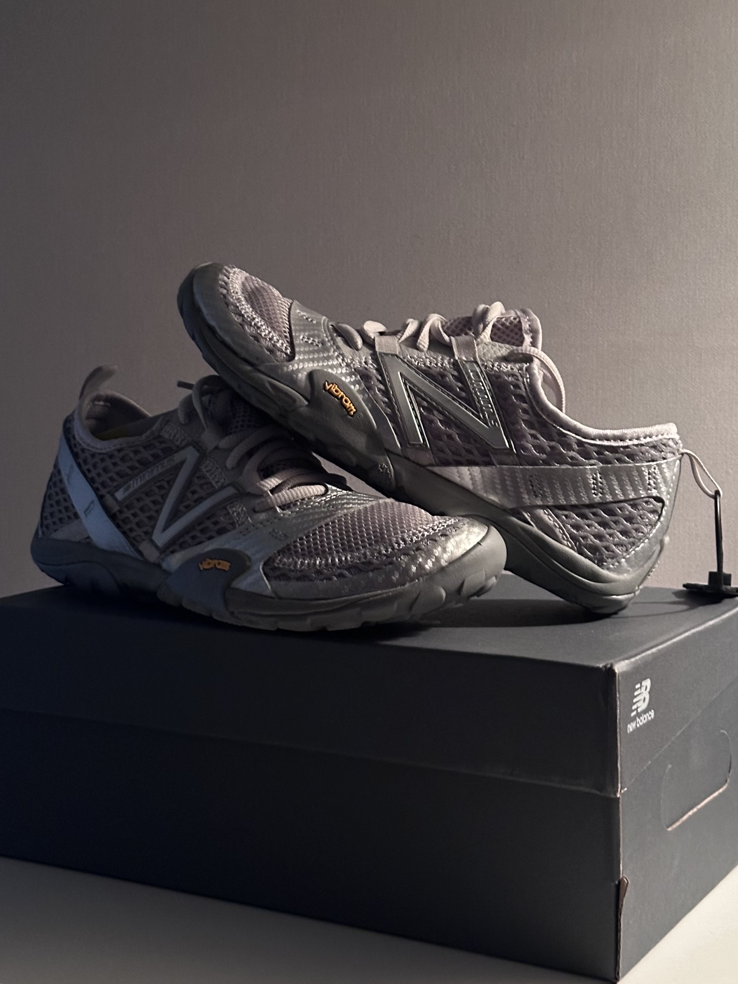 New Balance Minimus MT10O Slate Grey Silver Metallic 착용 스타일 - 1