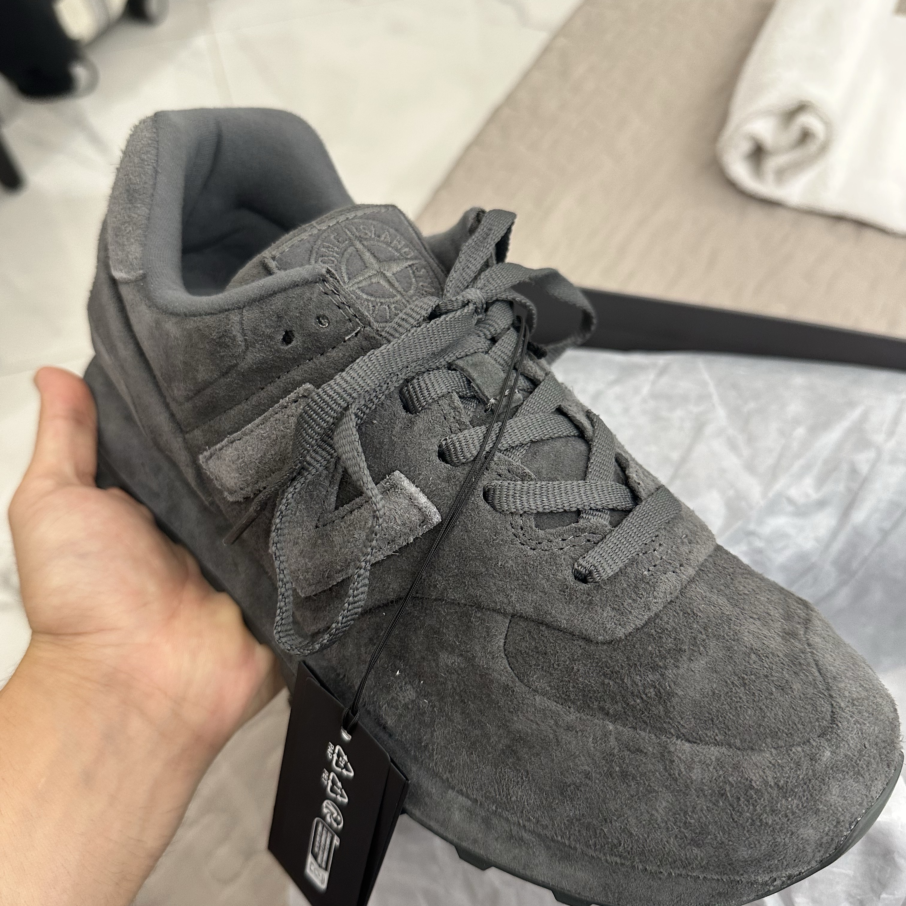 New Balance x Stone Island 574 Ghost Dark Grey 착용 스타일 - 2