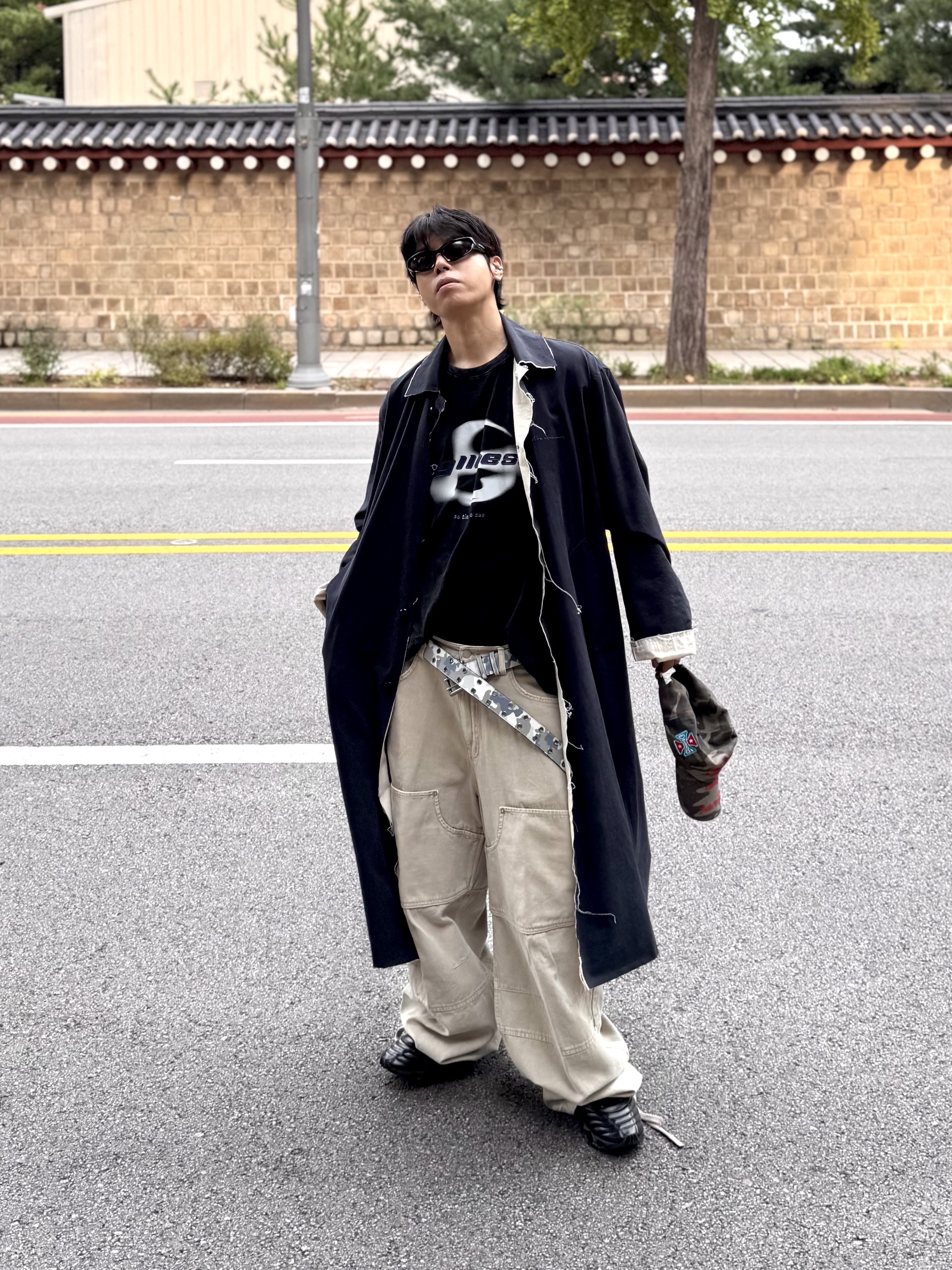 Balenciaga Swift Oval Sunglasses Black, Nonnod Double Knee Cover Pants Vintage Beige 착용 스타일 - 1