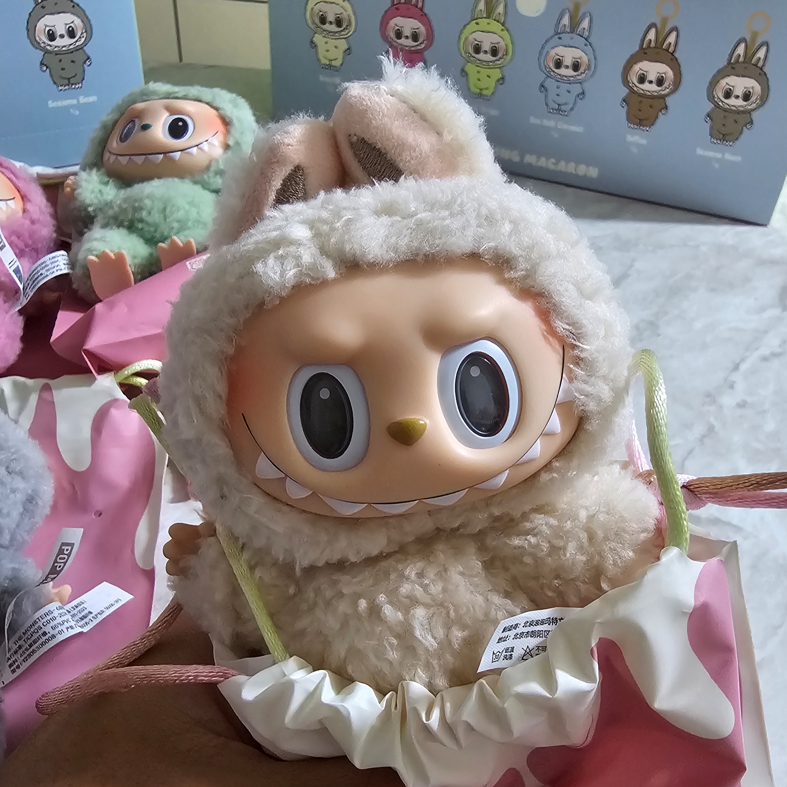 Pop Mart Labubu The Monsters Labubu Tasty Macarons Series Soymilk Keyring 착용 스타일