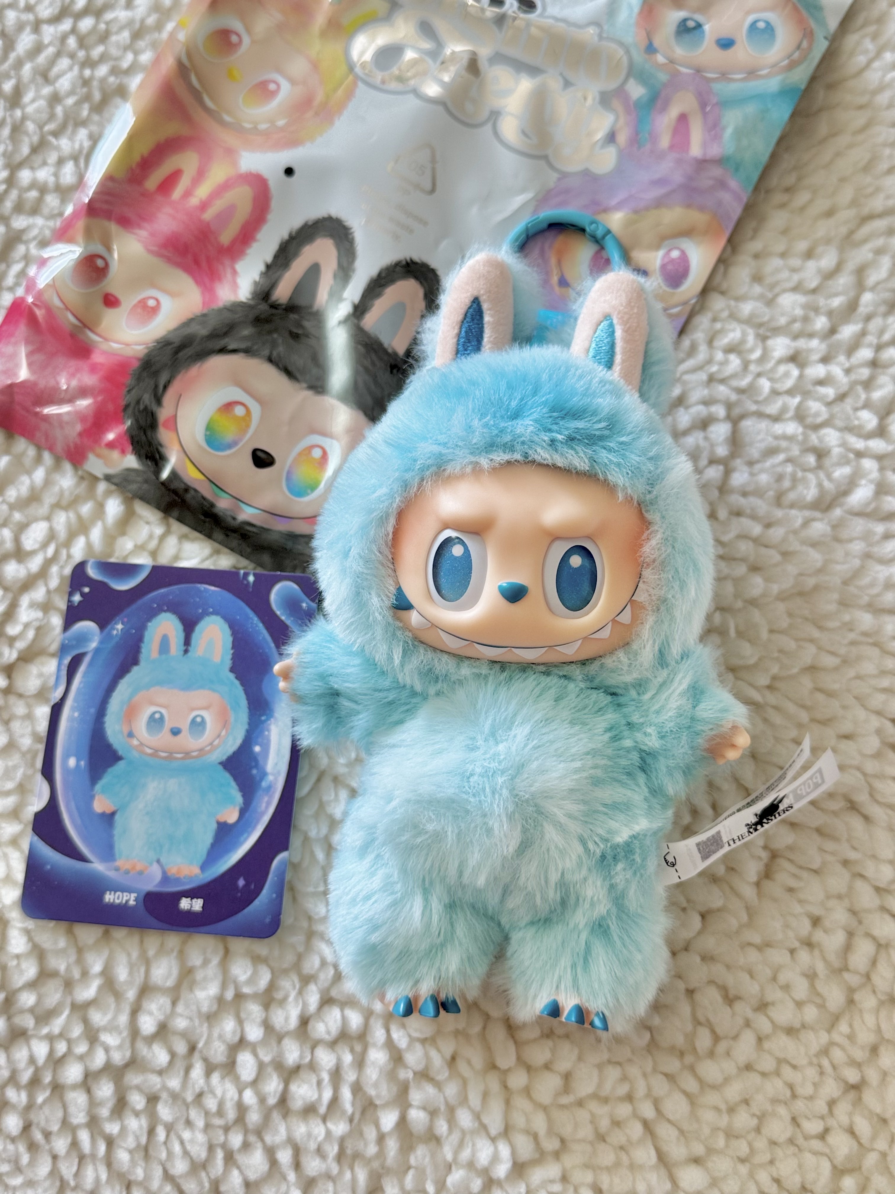 Pop Mart Labubu The Monsters Highlight Series Hope Keyring (Opened Case), Pop Mart Labubu The Monsters Highlight Series Serenity Keyring (Opened Case) 착용 스타일 - 1