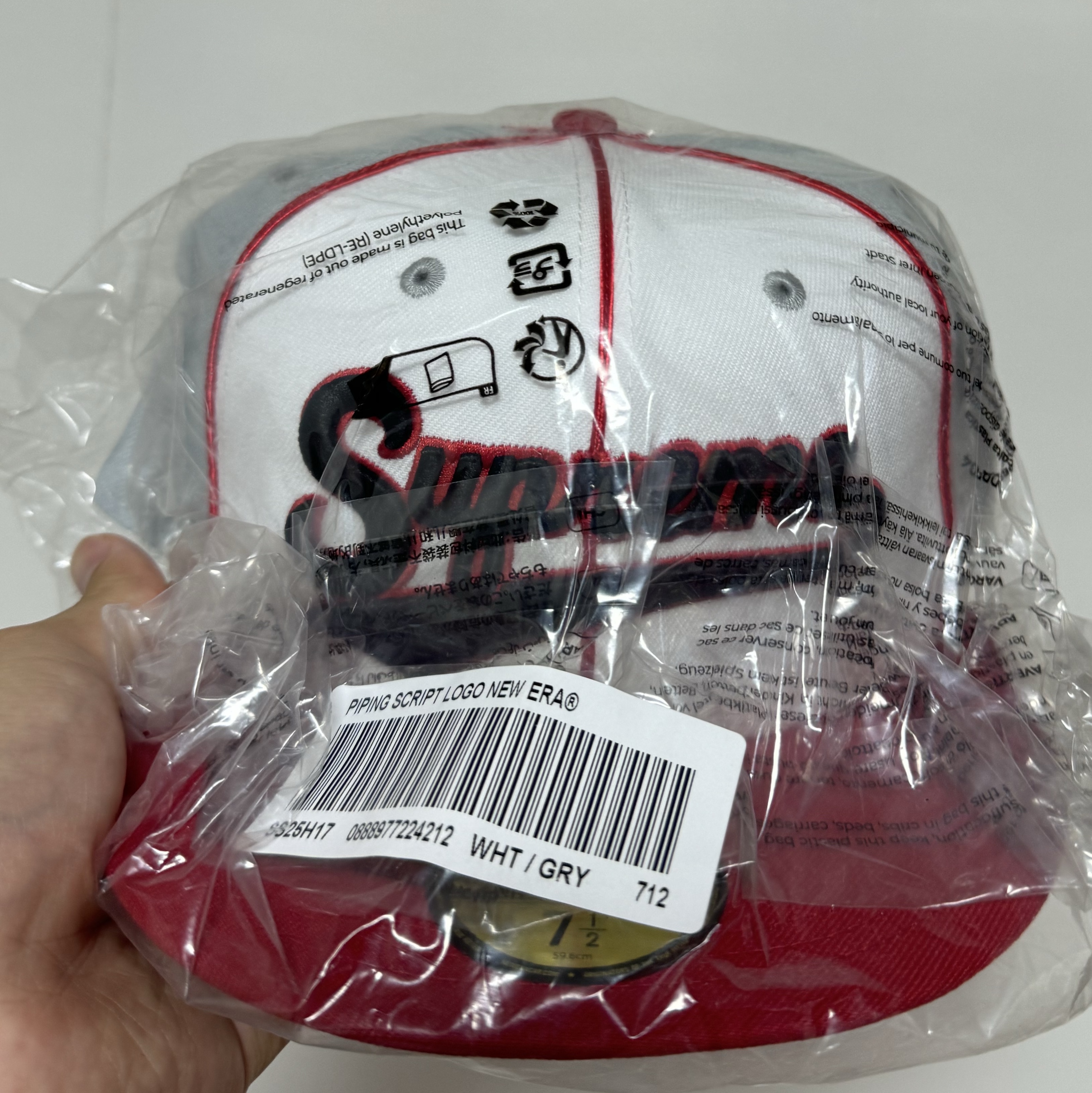 Supreme Piping Script Logo New Era Grey - 25SS 착용 스타일