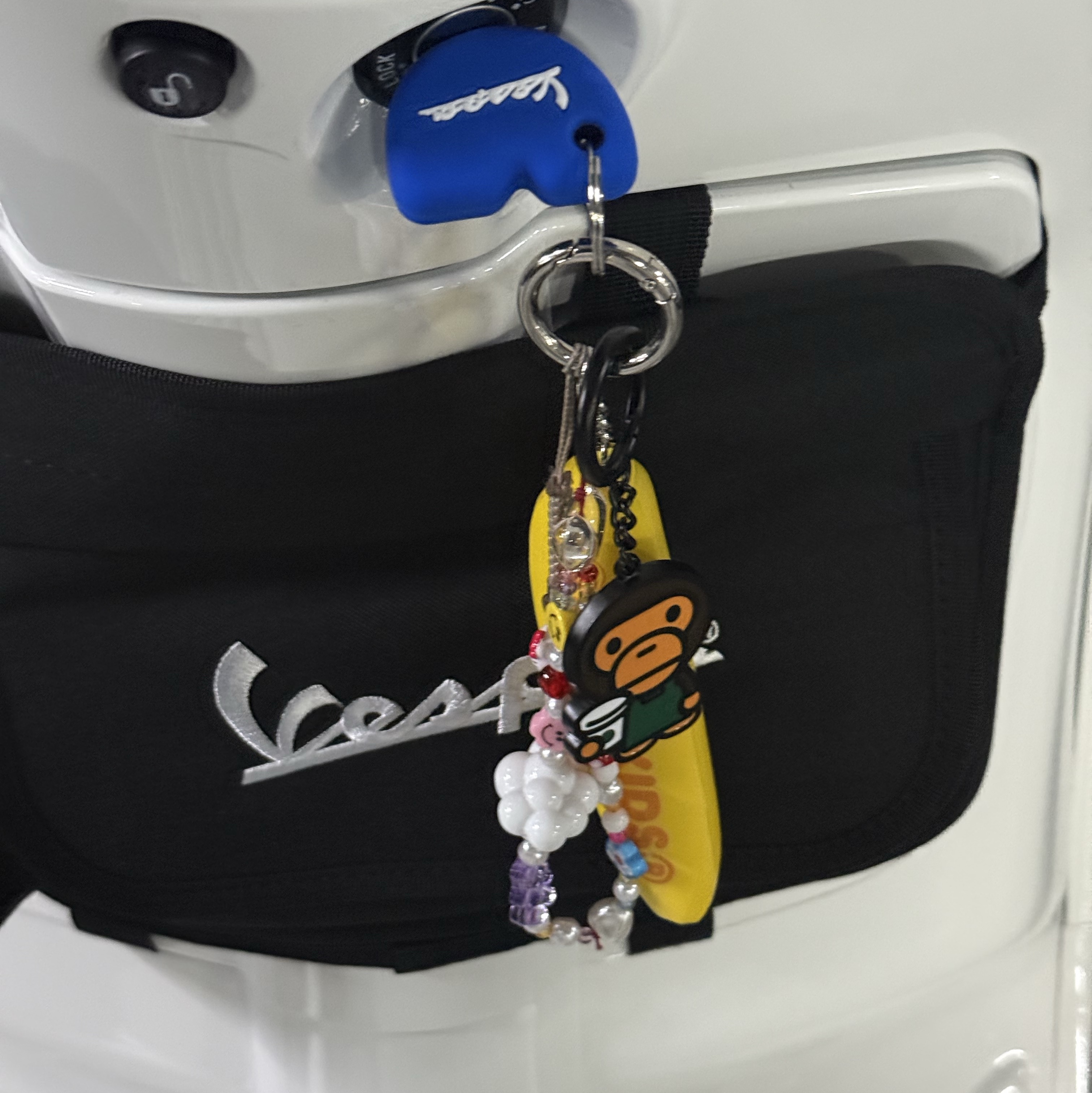 Starbucks x BAPE Baby Milo Keychain, BAPE Baby Milo Banana Keychain Yellow 착용 스타일
