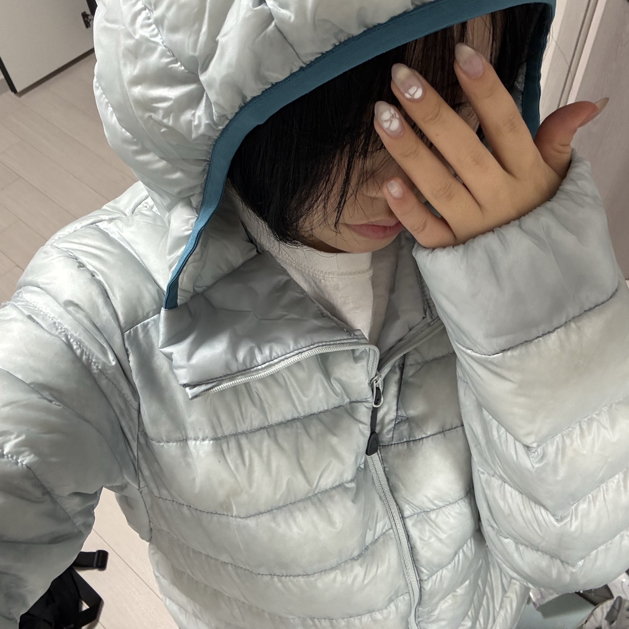 SIERRA DESIGNS W Muir Lightweight Goose Down Hooded Jacket Light Grey 착용 스타일 - 2