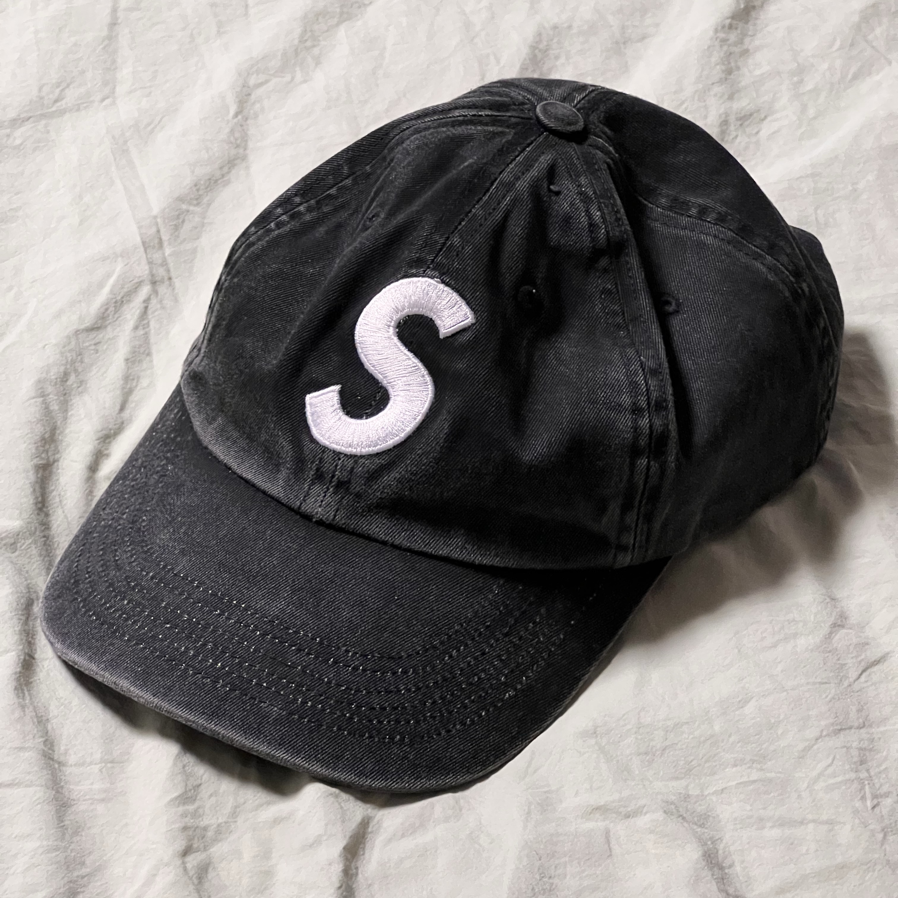 Supreme Pigment Coated S Logo 6-Panel Black - 25SS 착용 스타일