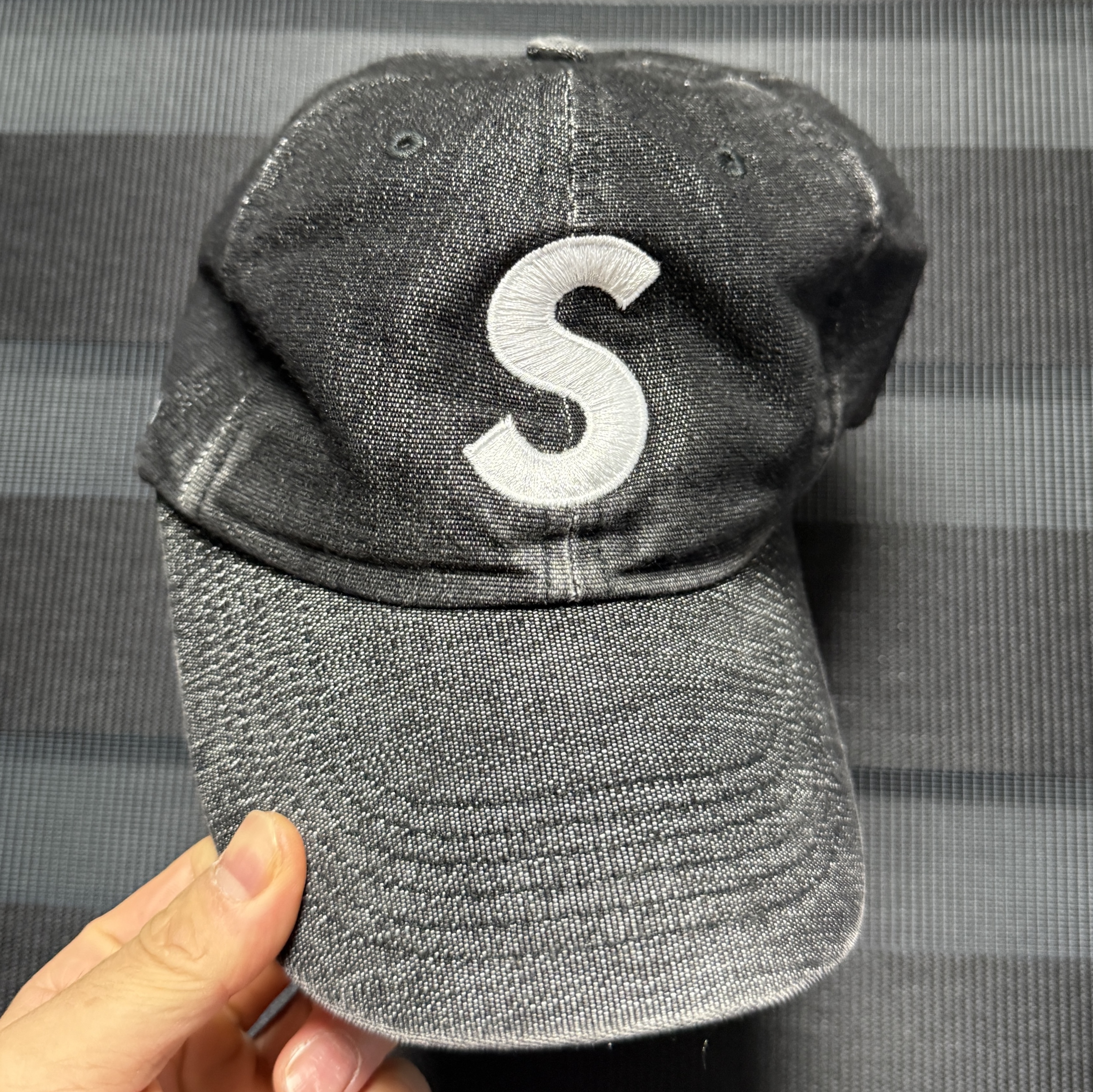 Supreme Cordura Denim S Logo 6-Panel Black - 25SS 착용 스타일