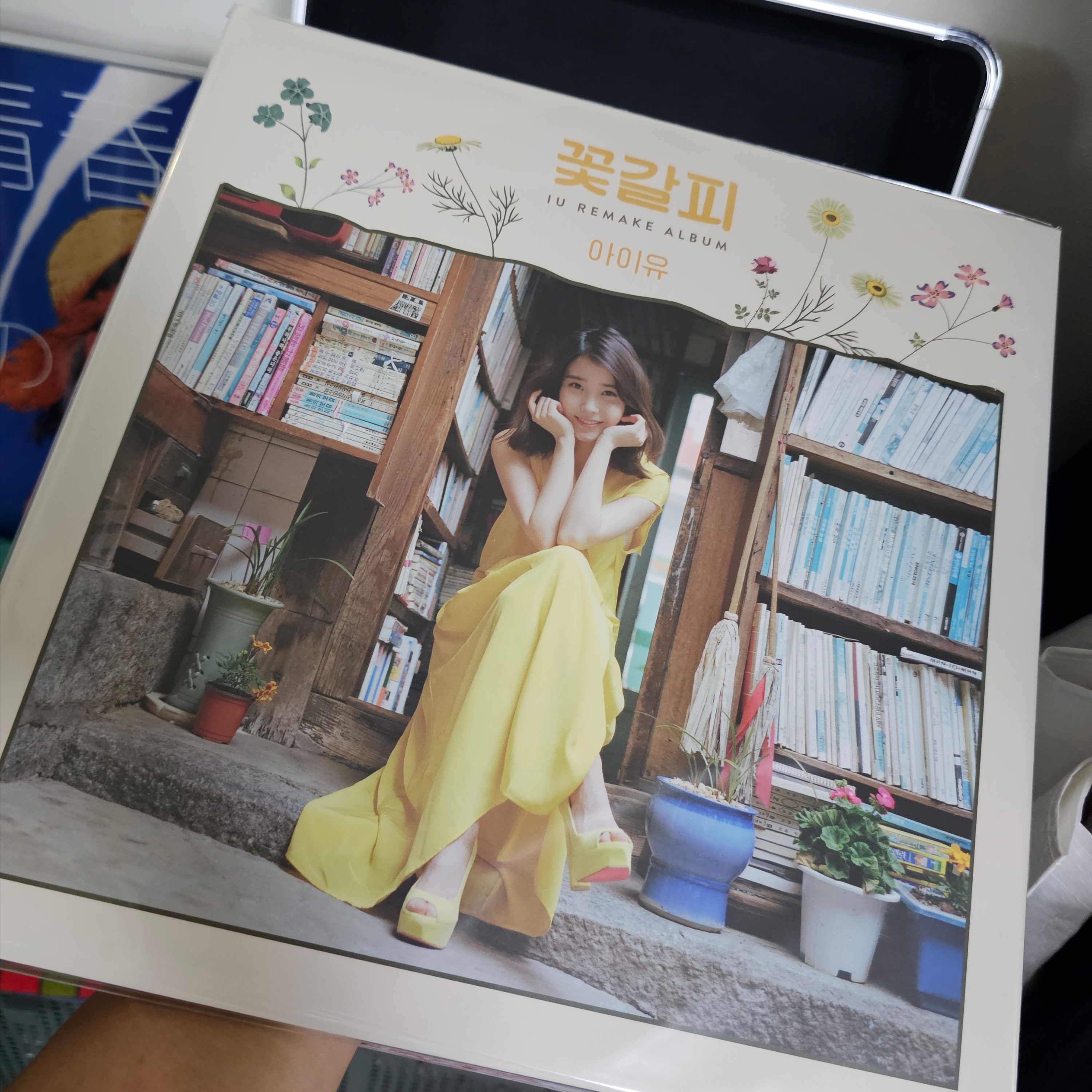 IU Remake Album A Flower Bookmark (Edam Ver.) LP 착용 스타일 - 1
