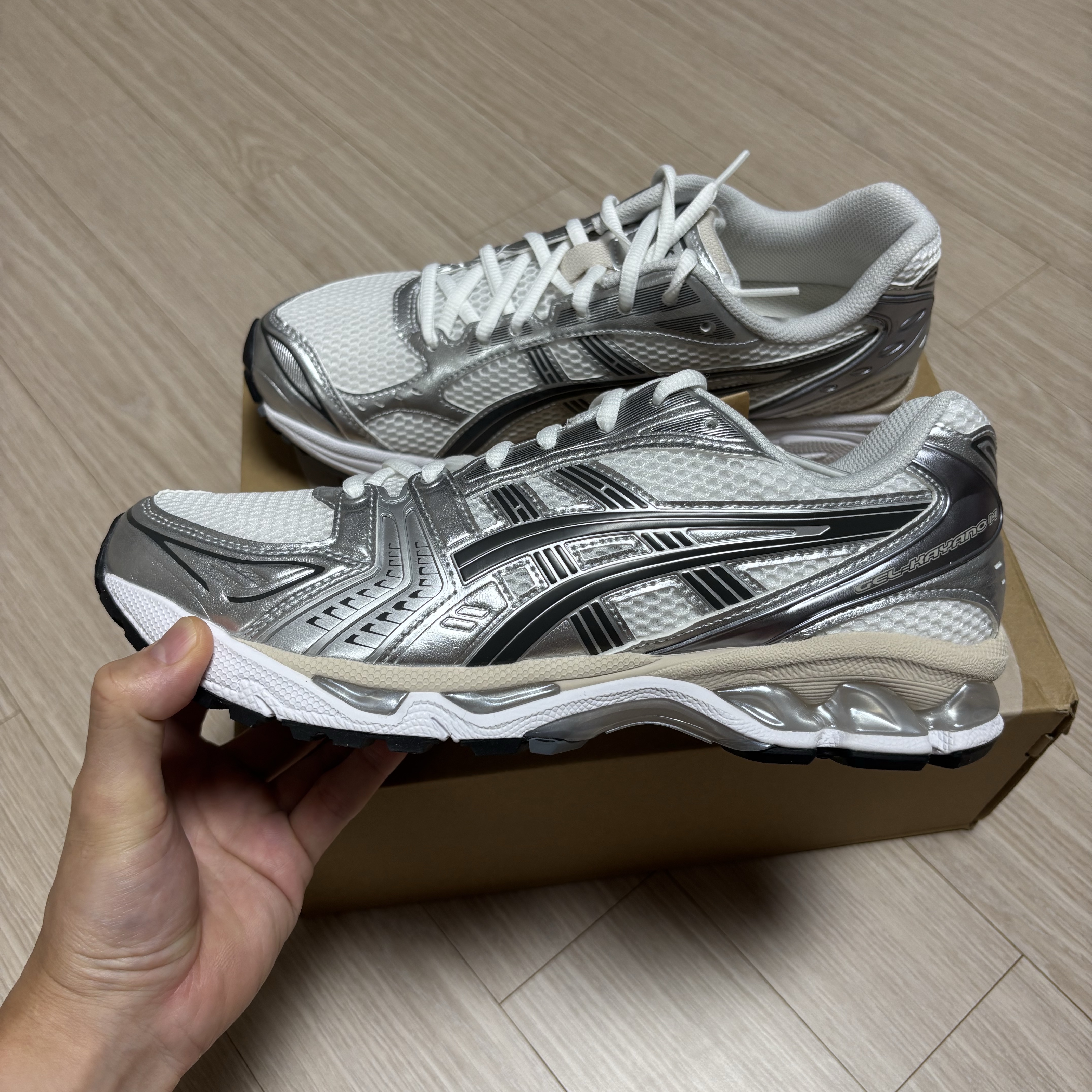 Asics Gel-Kayano 14 White Graphite Grey 착용 스타일 - 2