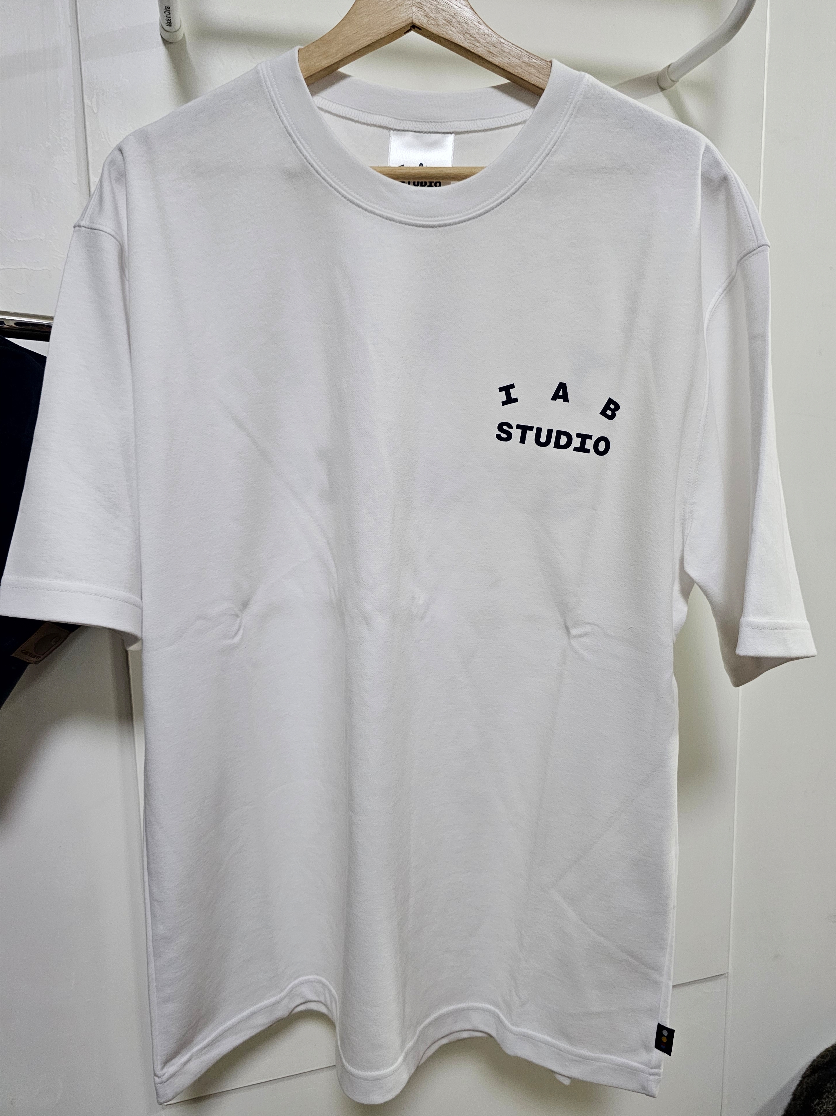 IAB Studio T-Shirt White Navy 착용 스타일 - 1