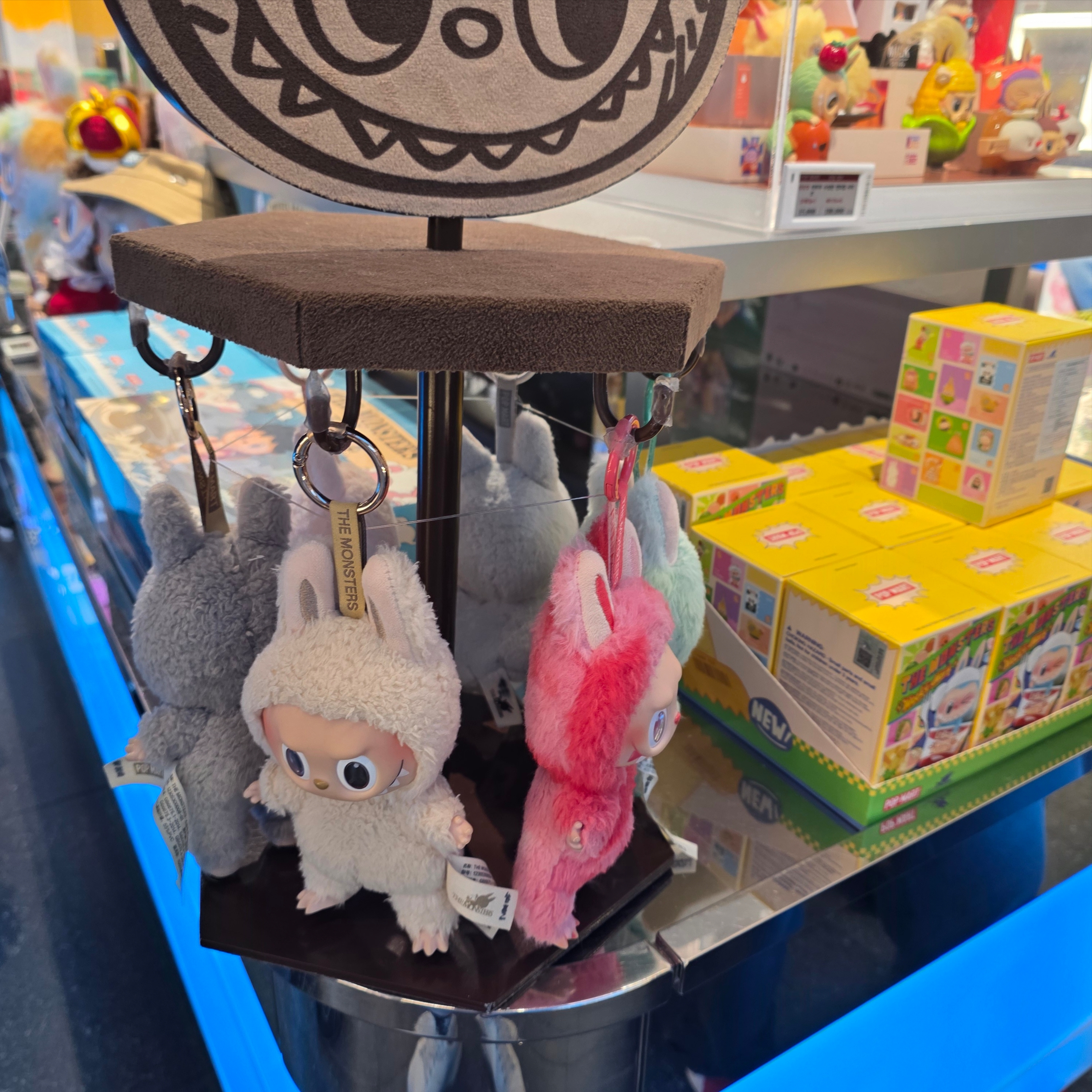 Pop Mart Labubu The Monsters Labubu Tasty Macarons Series Soymilk Keyring, Pop Mart Labubu The Monsters Labubu Tasty Macarons Series Sesame Bean Keyring (Opened Case) 착용 스타일 - 1