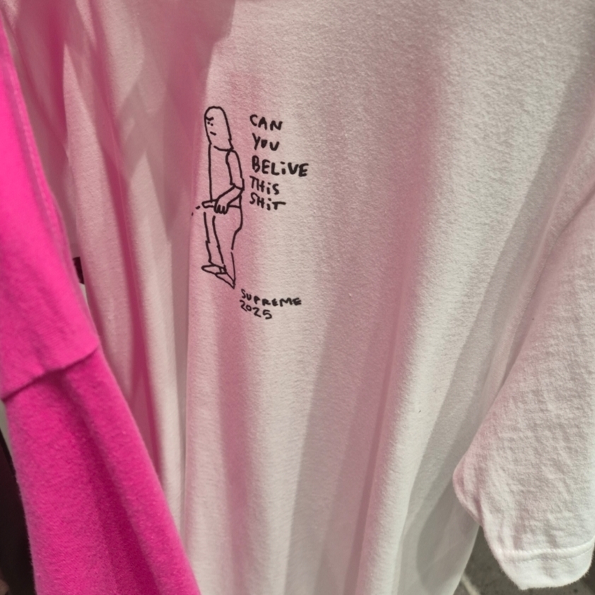 Supreme Piss T-Shirt White - 25SS 착용 스타일