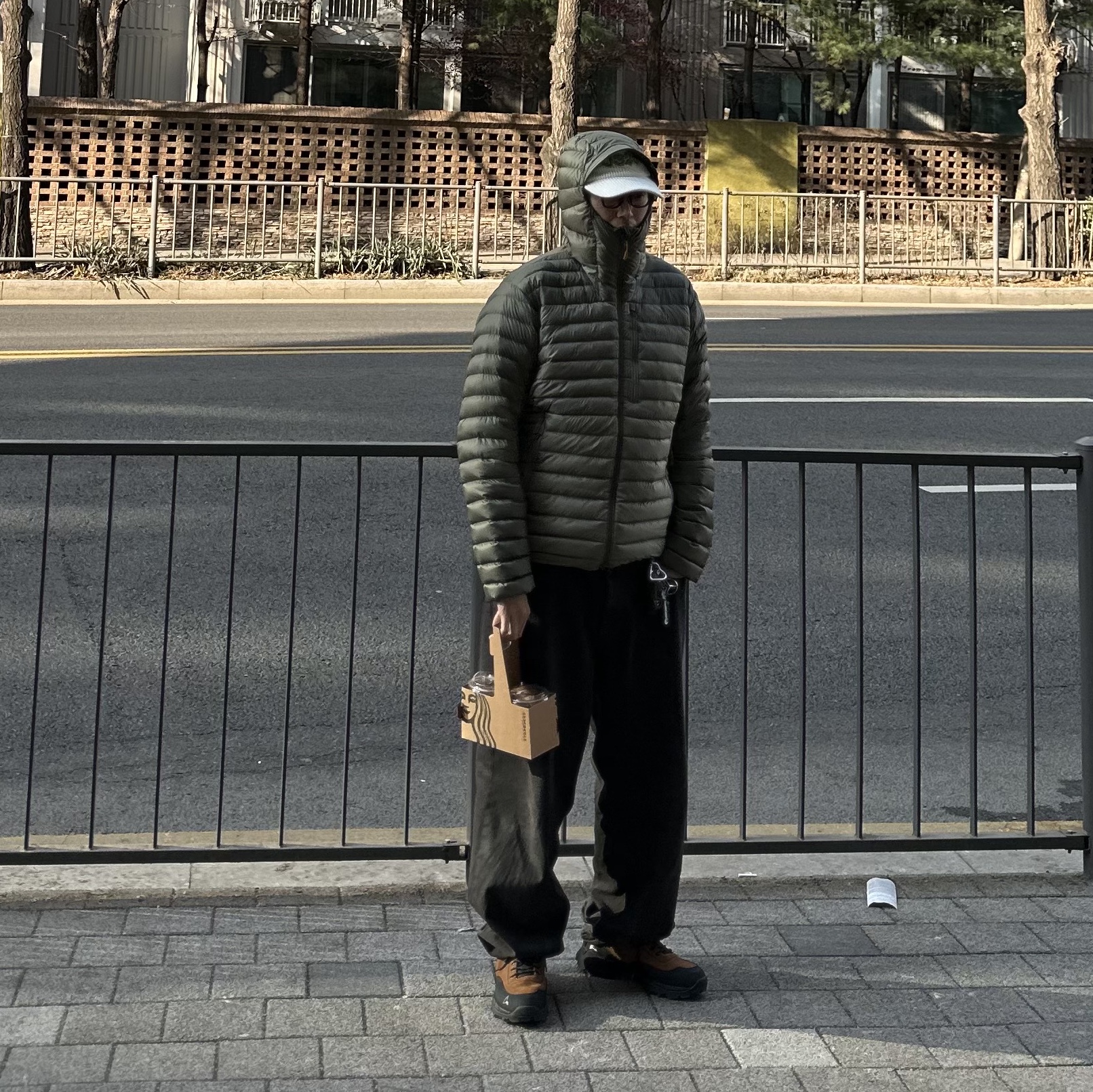 Rab Microlight Alpine Jacket Light Khaki, MM6 Maison Margiela Destroyed Wide Denim Pants Black 착용 스타일 - 4