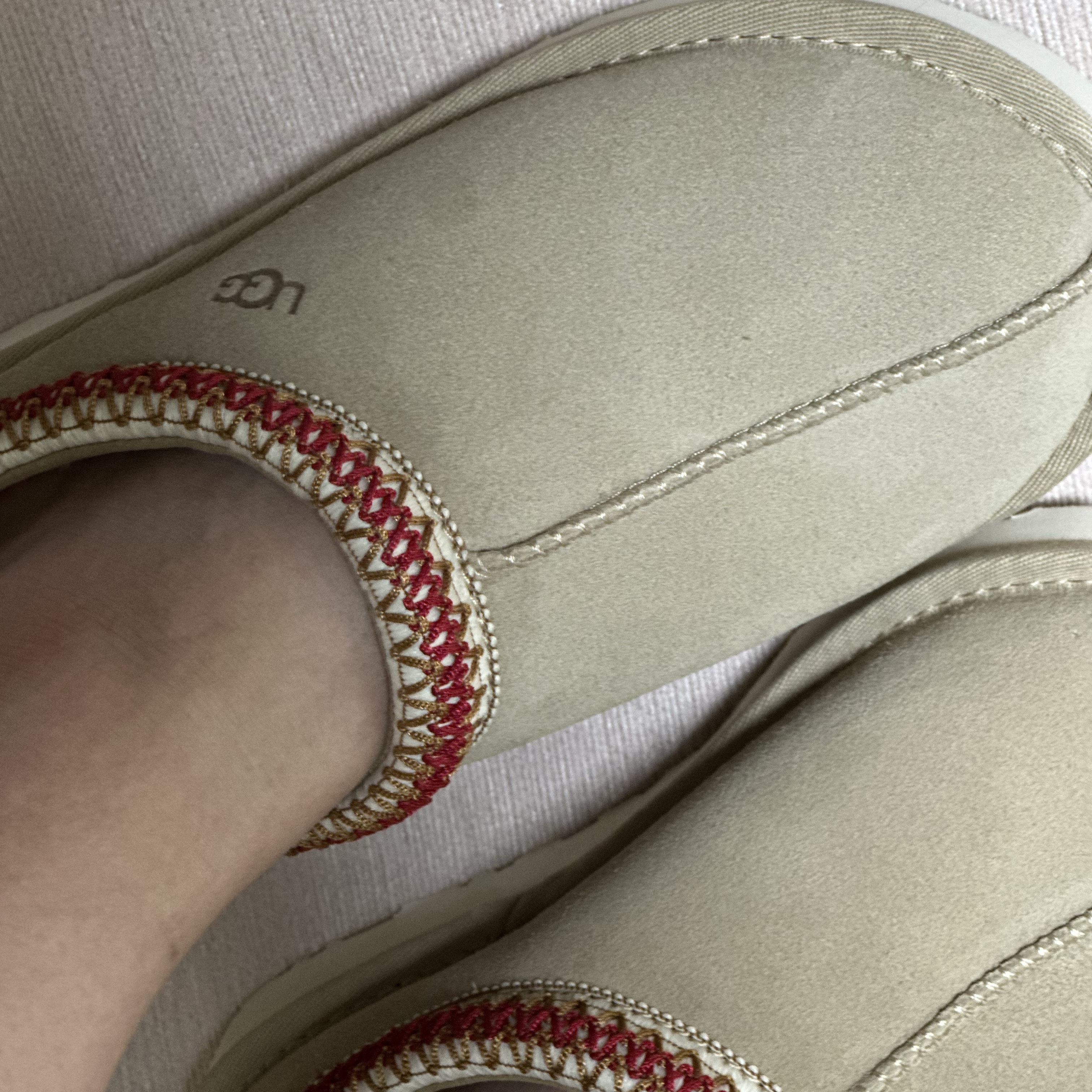 (W) UGG Tasman Slipper Sand Dark Cherry 착용 스타일 - 1