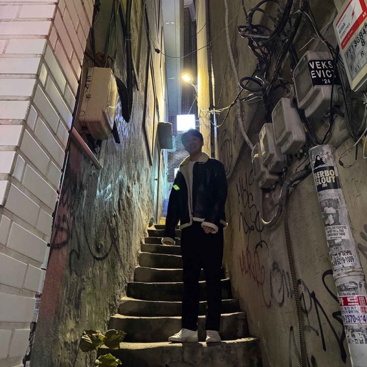QT8 Garments GB B-3 Mouton Jacket Black/Beige 착용 스타일