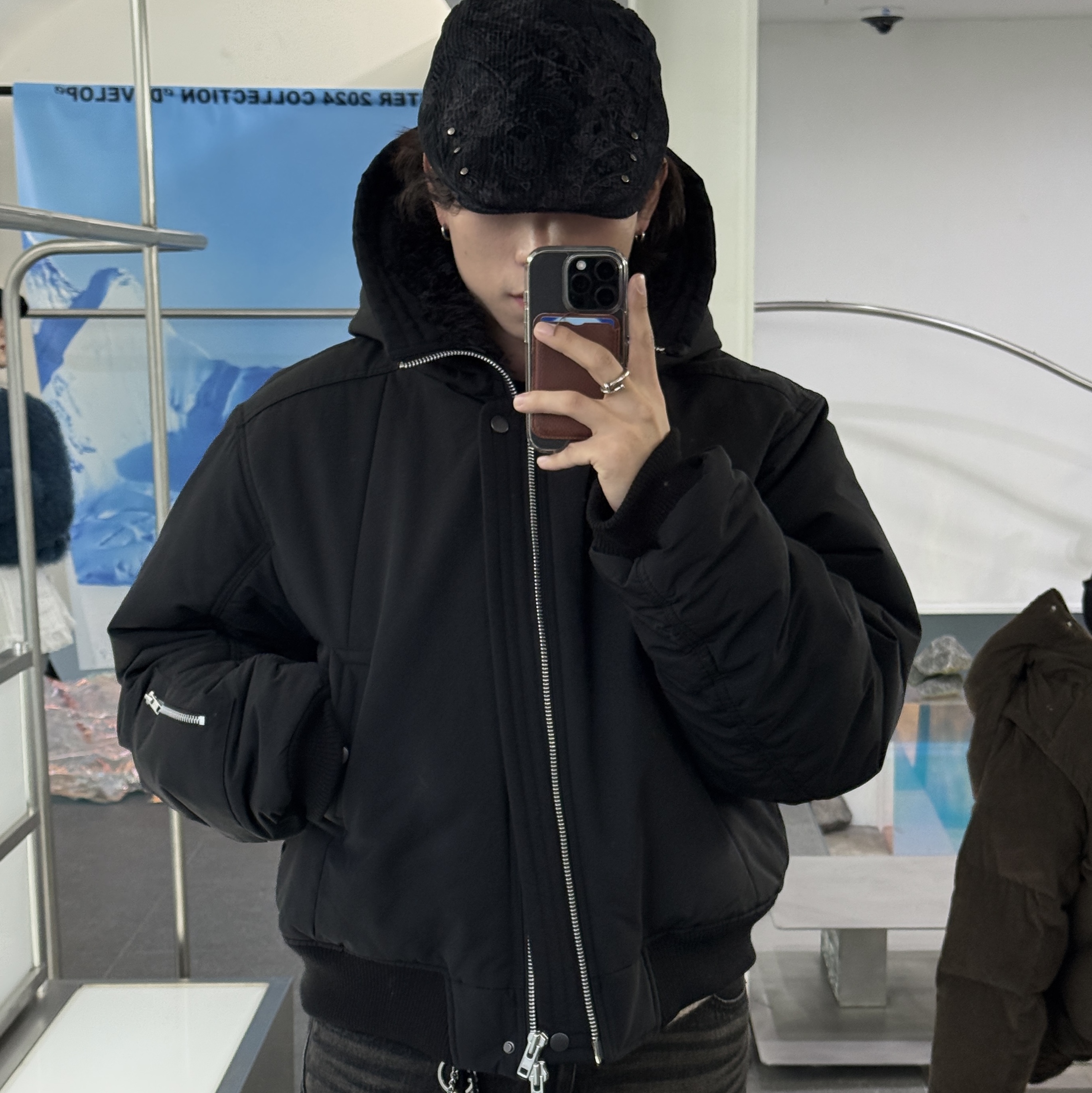 Haleine Highneck Reversible Faux Shearling Blouson Brown (VJ424), Haleine 3D Faux Shearling Crop Jacket Black (VJ410) 착용 스타일 - 6