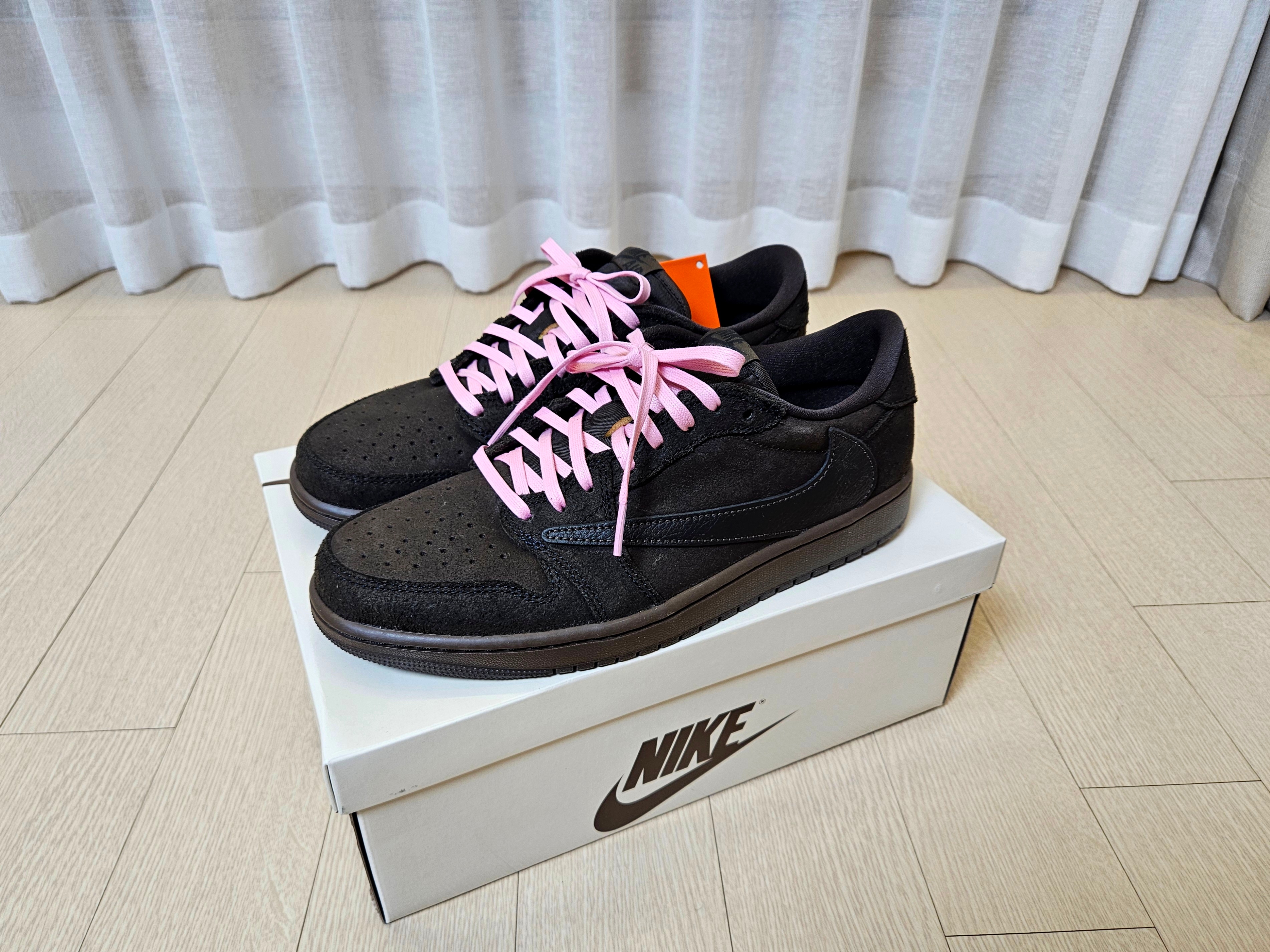 Jordan 1 x Travis Scott Retro Low OG SP Velvet Brown and Dark Mocha 착용 스타일 - 2