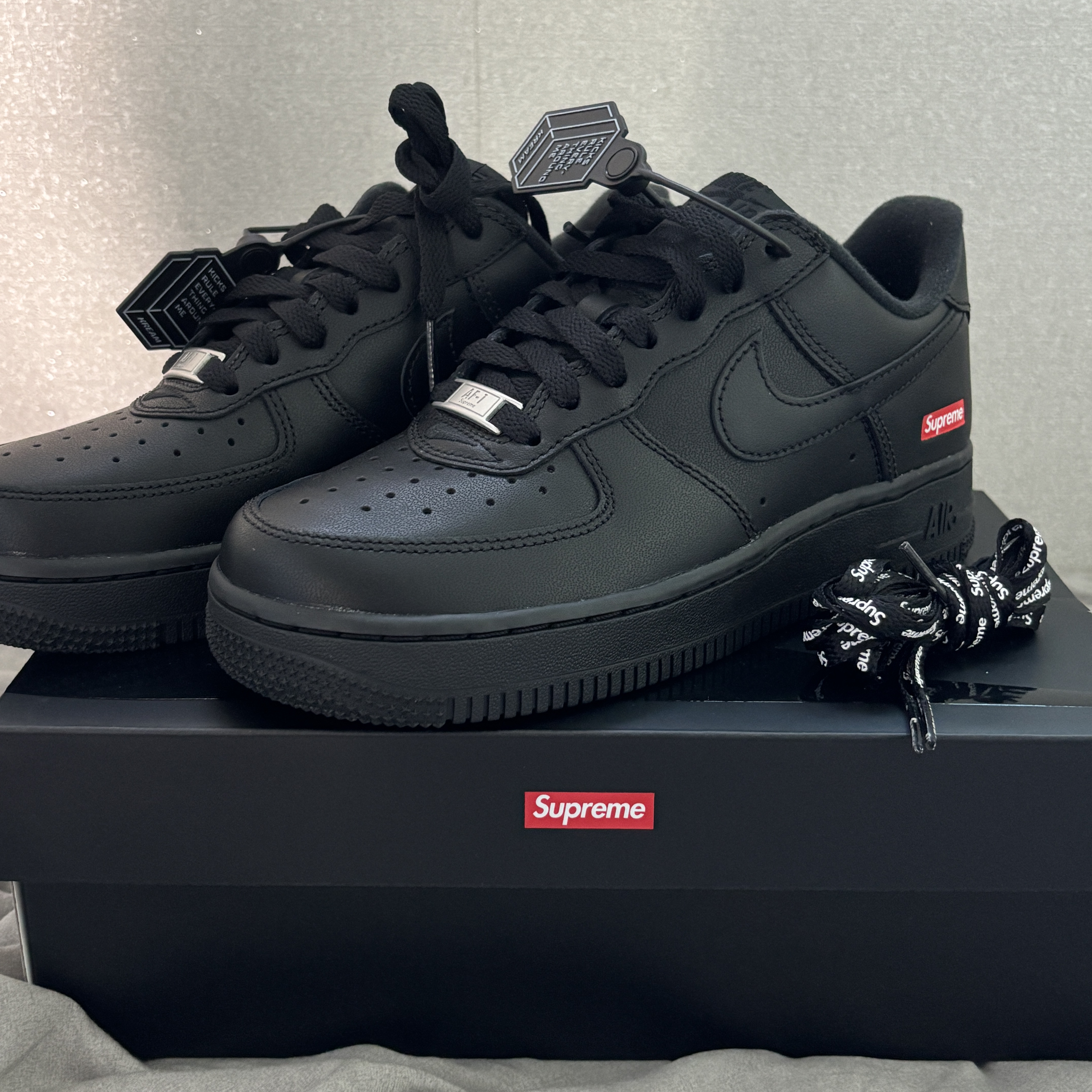 Nike x Supreme Air Force 1 Low Black, IAB Studio Lime Black White Socks (3 Pack) 착용 스타일 - 1