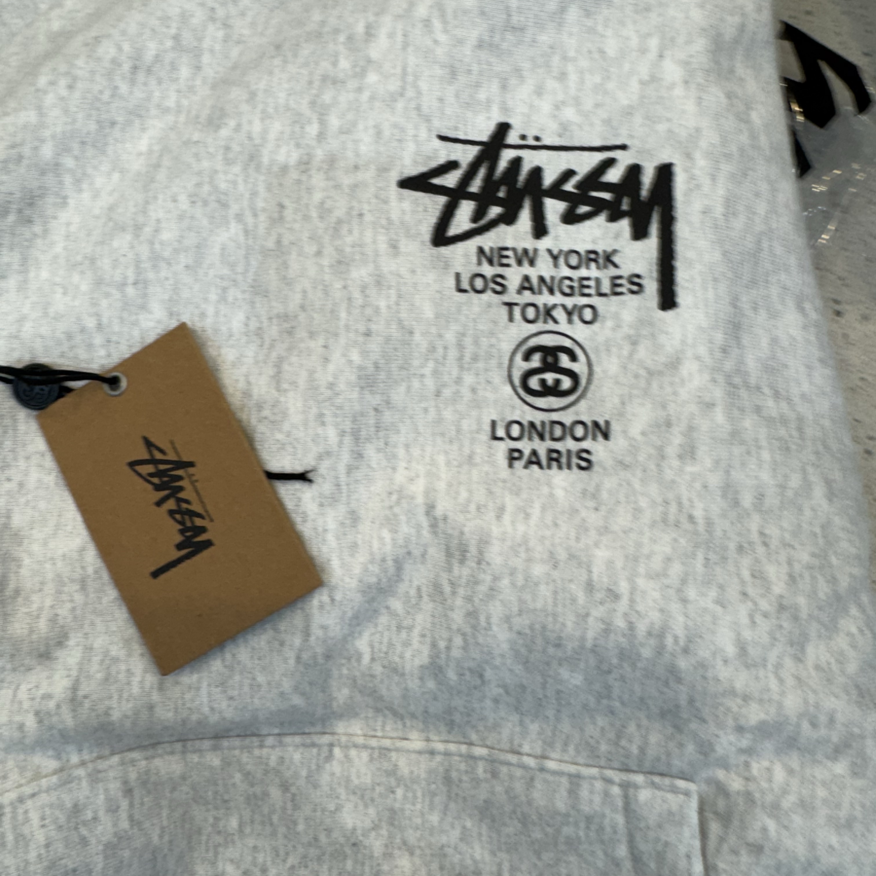 Stussy World Tour Hoodie Ash Heather 2024,2025 착용 스타일