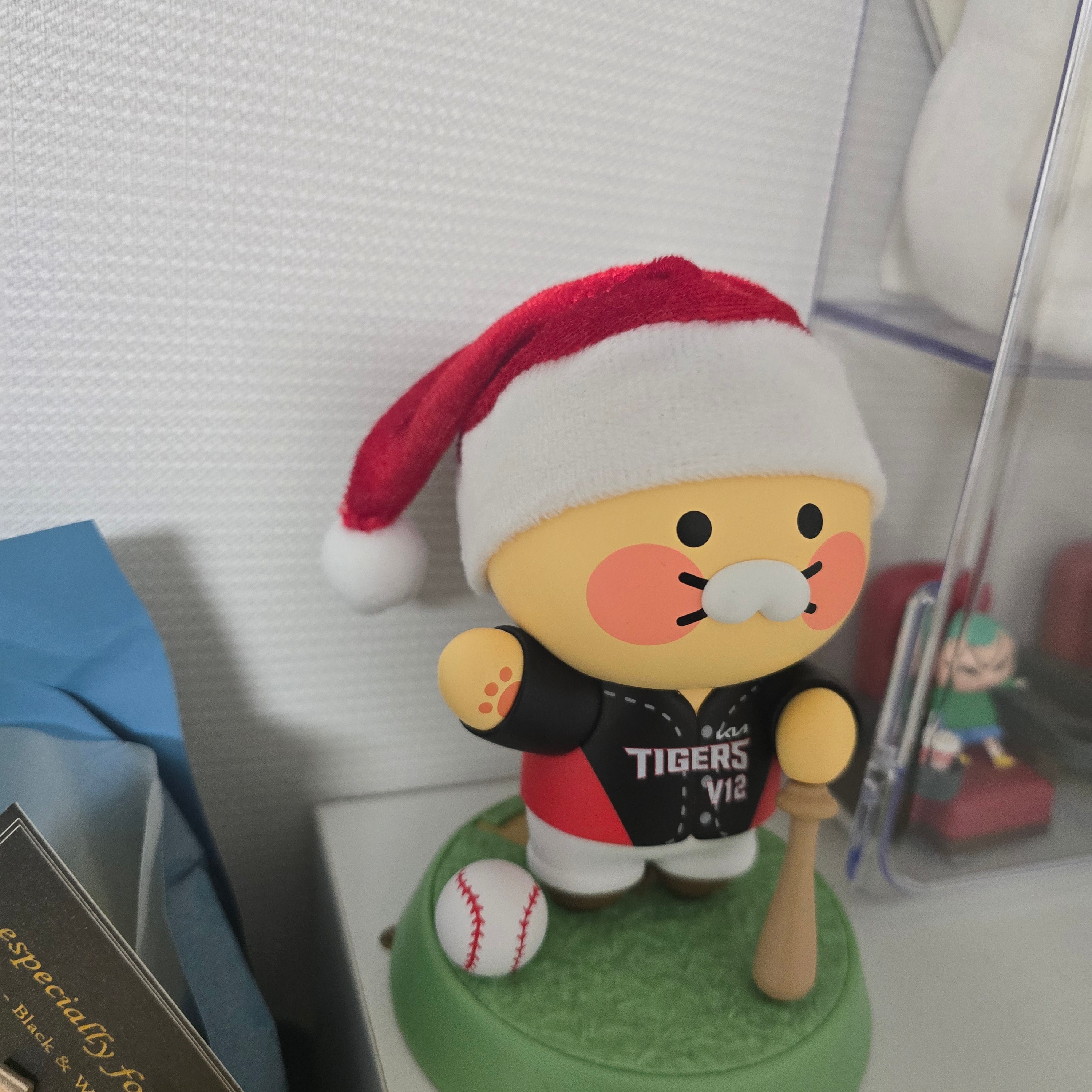 KBO x Kakao Friends Choonsik Figure KIA Tigers V12 착용 스타일 - 2