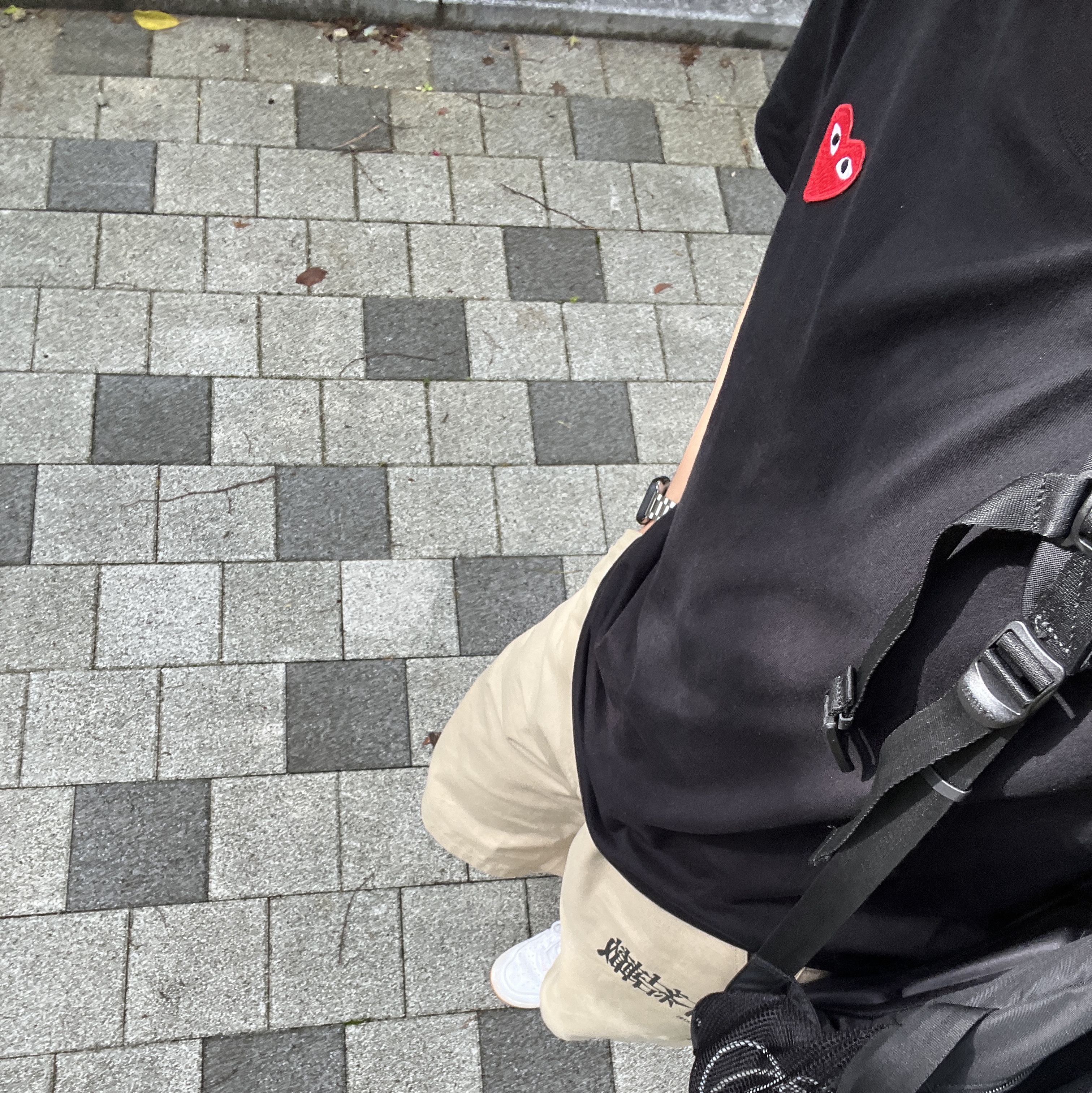 Play Comme des Garcons Red Heart T-Shirt Black, Nike Air Force 1 Low Retro Color of the Month White Pink 착용 스타일