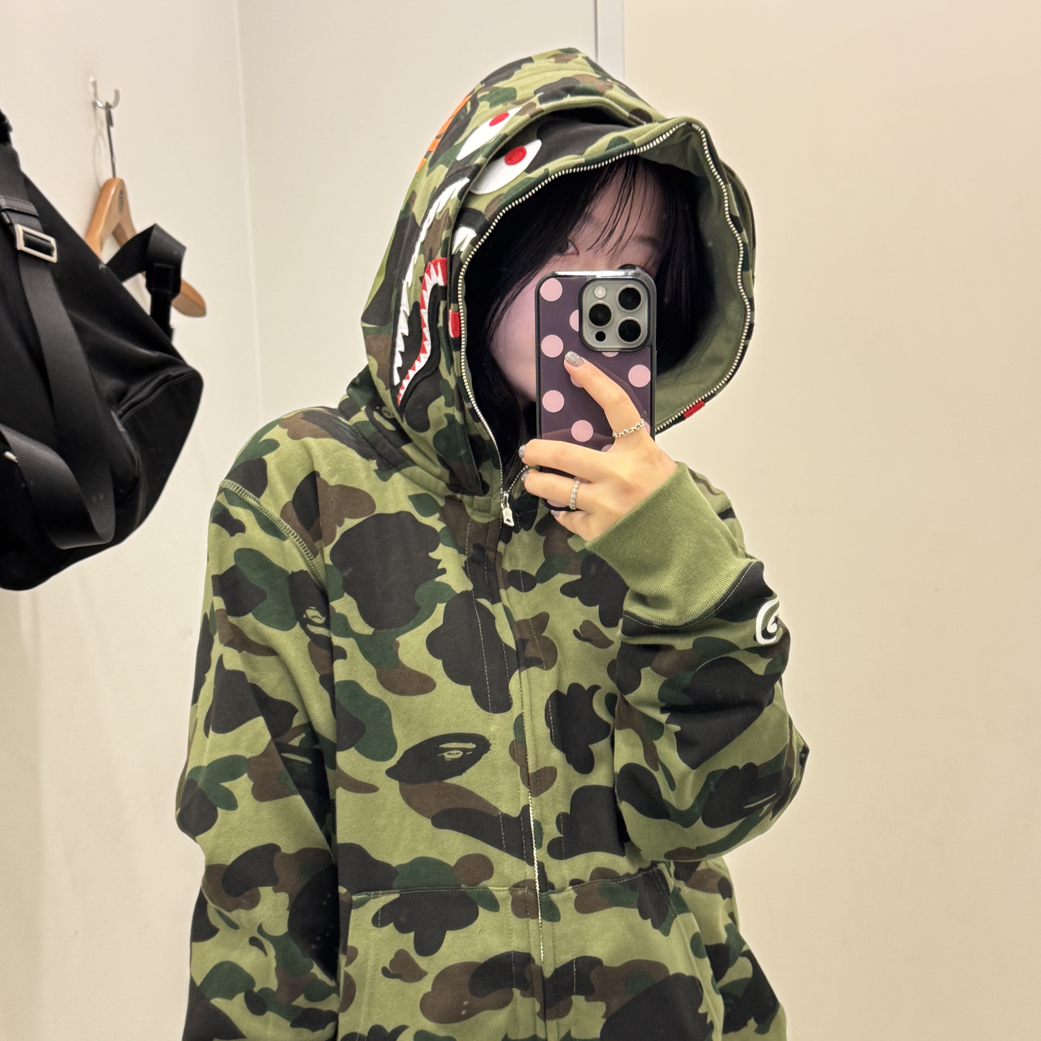 BAPE 1st Camo Shark Full Zip Hoodie Army Green 착용 스타일 - 2