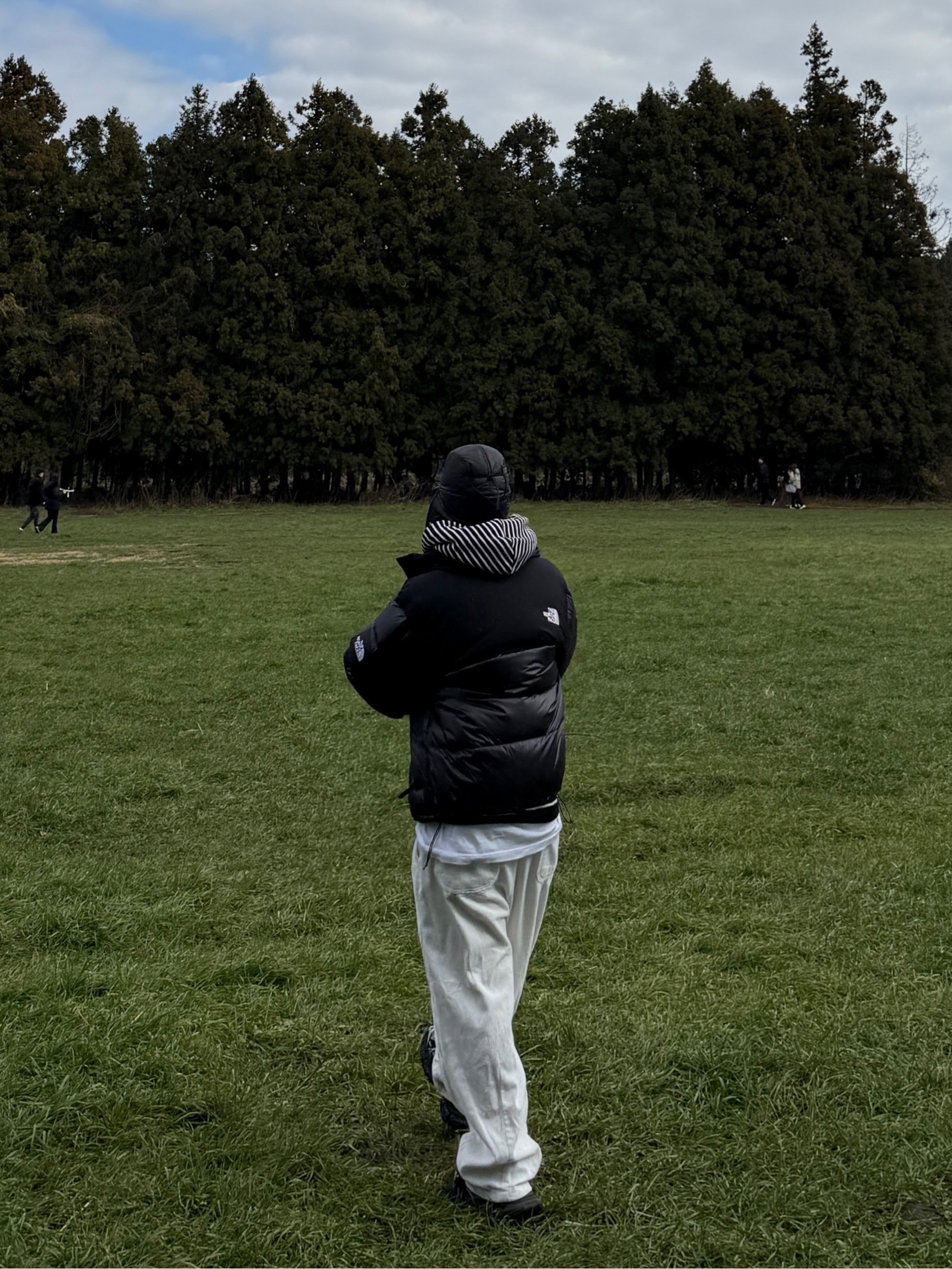 The North Face 1996 Eco Nuptse Jacket Black, Salomon Thermo Trapper Hat Black 착용 스타일