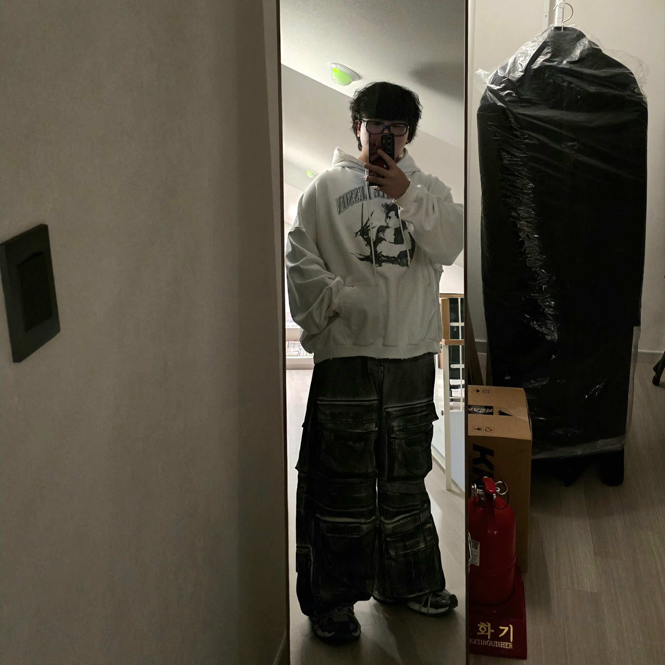 Project G/R x Atmos Etiquette Lesson Vintage Washed Hoodie White, Project G/R Painted Denim Cargo Dirty White 착용 스타일 - 1