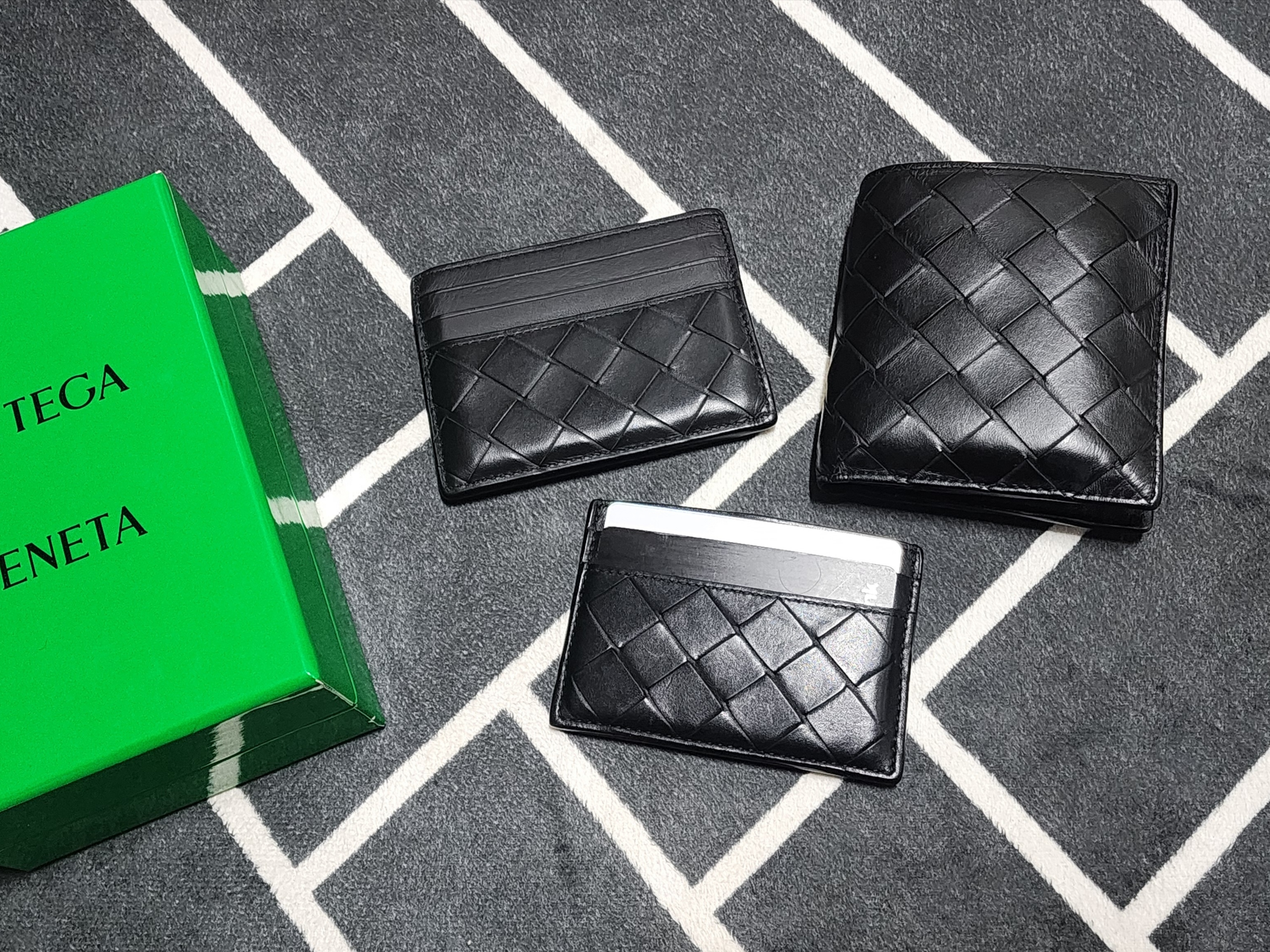 Bottega Veneta Slim Bi-Fold Wallet Black 착용 스타일