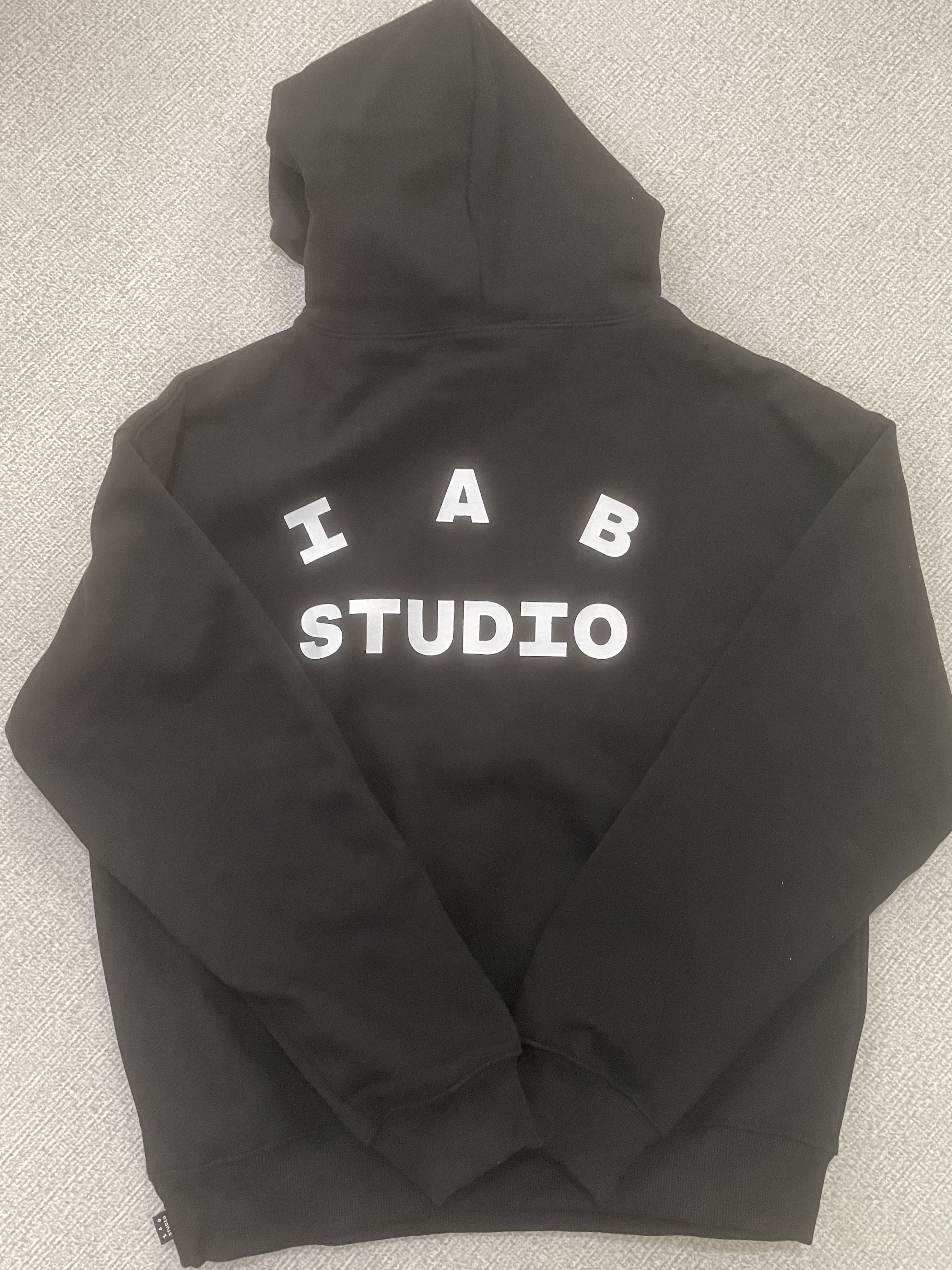 IAB Studio Hoodie Black 착용 스타일