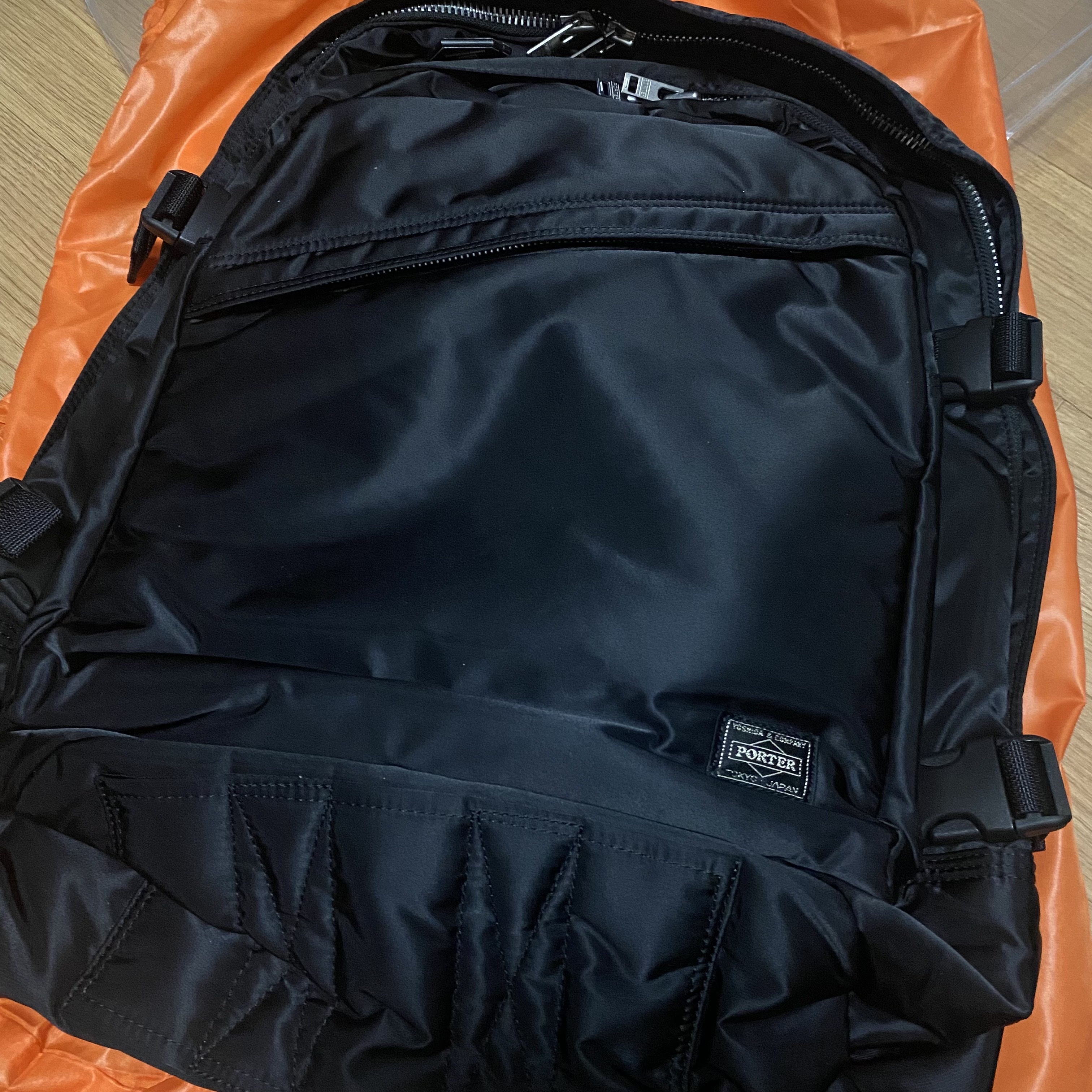Porter Tanker Backpack Black 착용 스타일