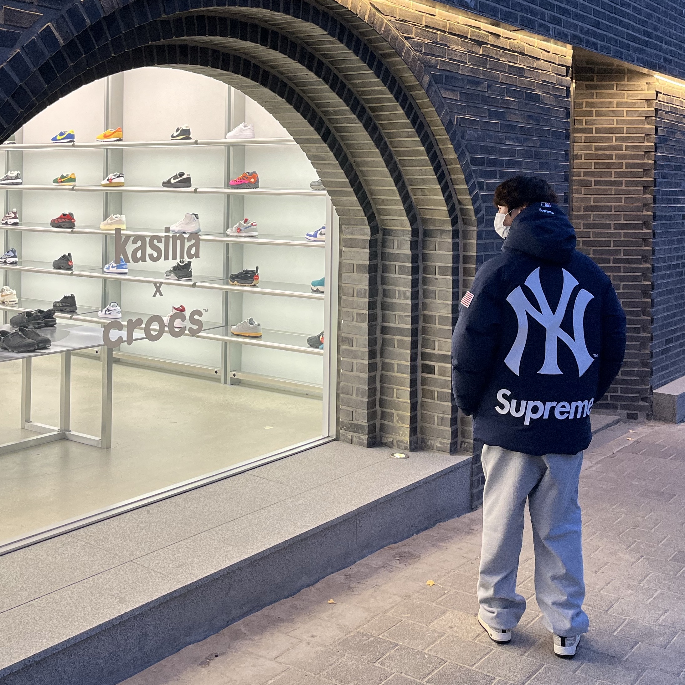 Supreme x New York Yankees Gore-Tex 700-Fill Down Jacket Navy - 21FW, Supreme Small Box Drawcord Sweatpants Heather Grey - 23FW 착용 스타일 - 1