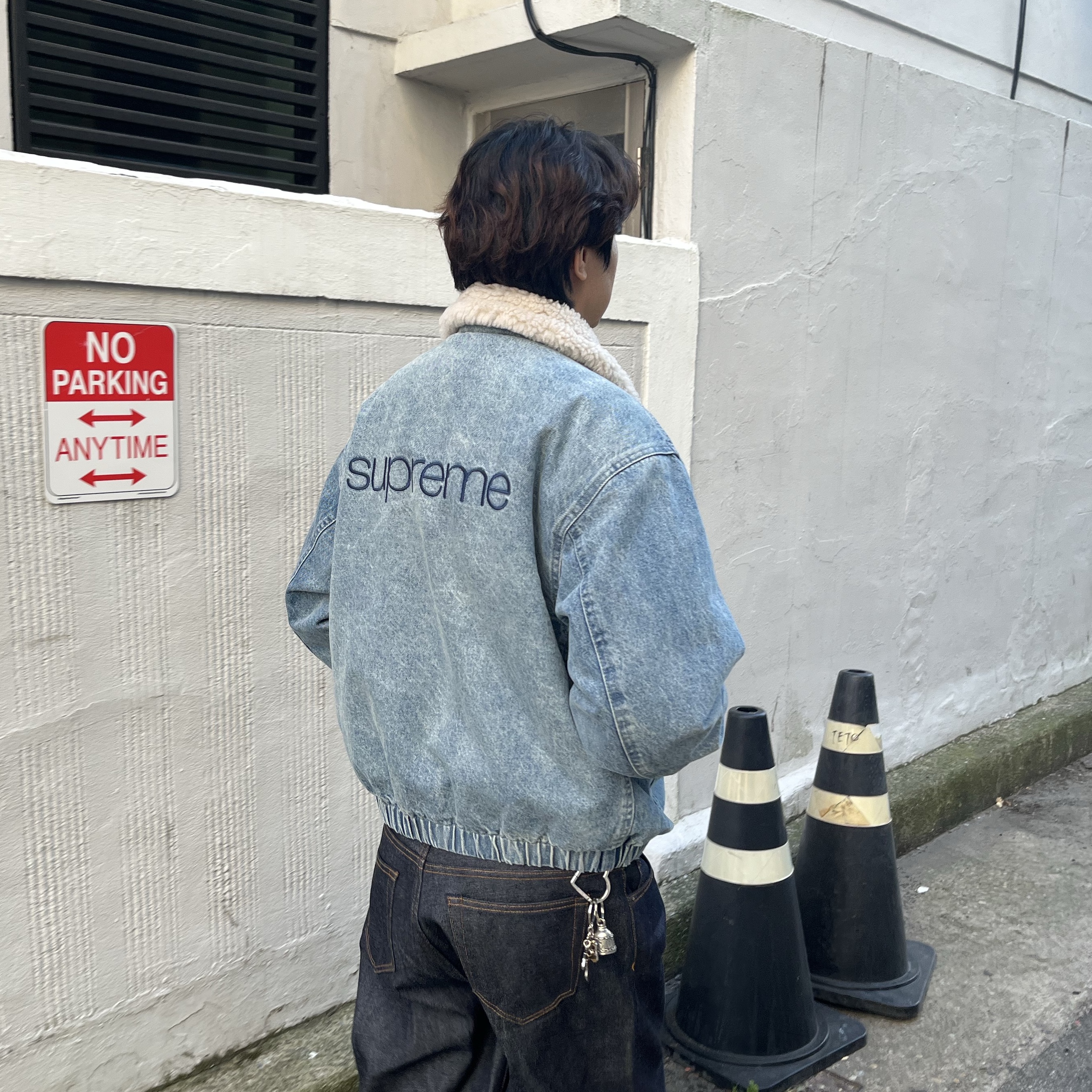 Supreme Faux Shearling Lined Bomber Jacket Denim - 24FW, Supreme Rigid Loose Fit Selvedge Jean Rigid Indigo - 24FW 착용 스타일 - 1