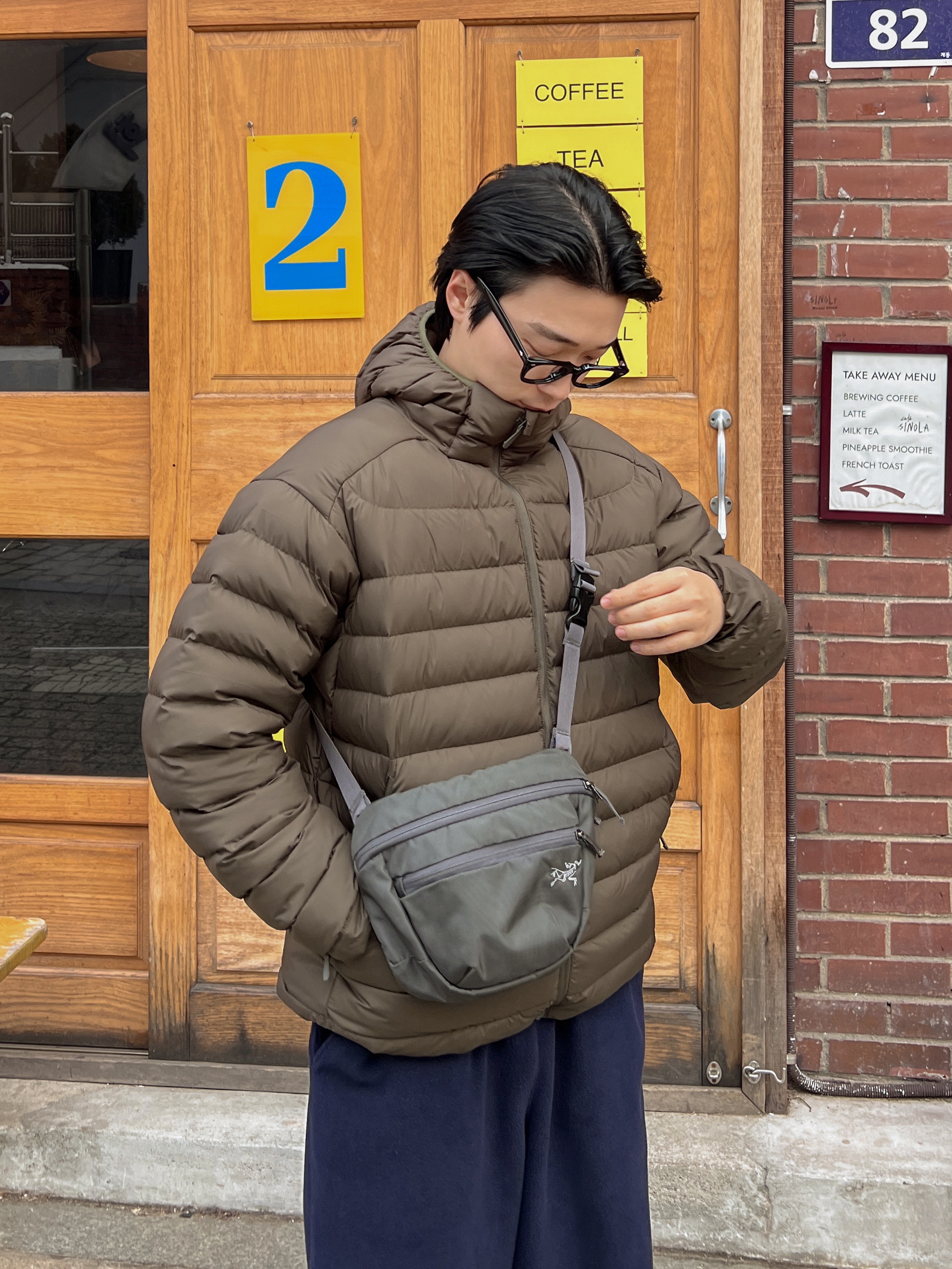 Clarks Wallabee Maple Suede, Arc'teryx Mantis 1 Waistpack Black 착용 스타일 - 2