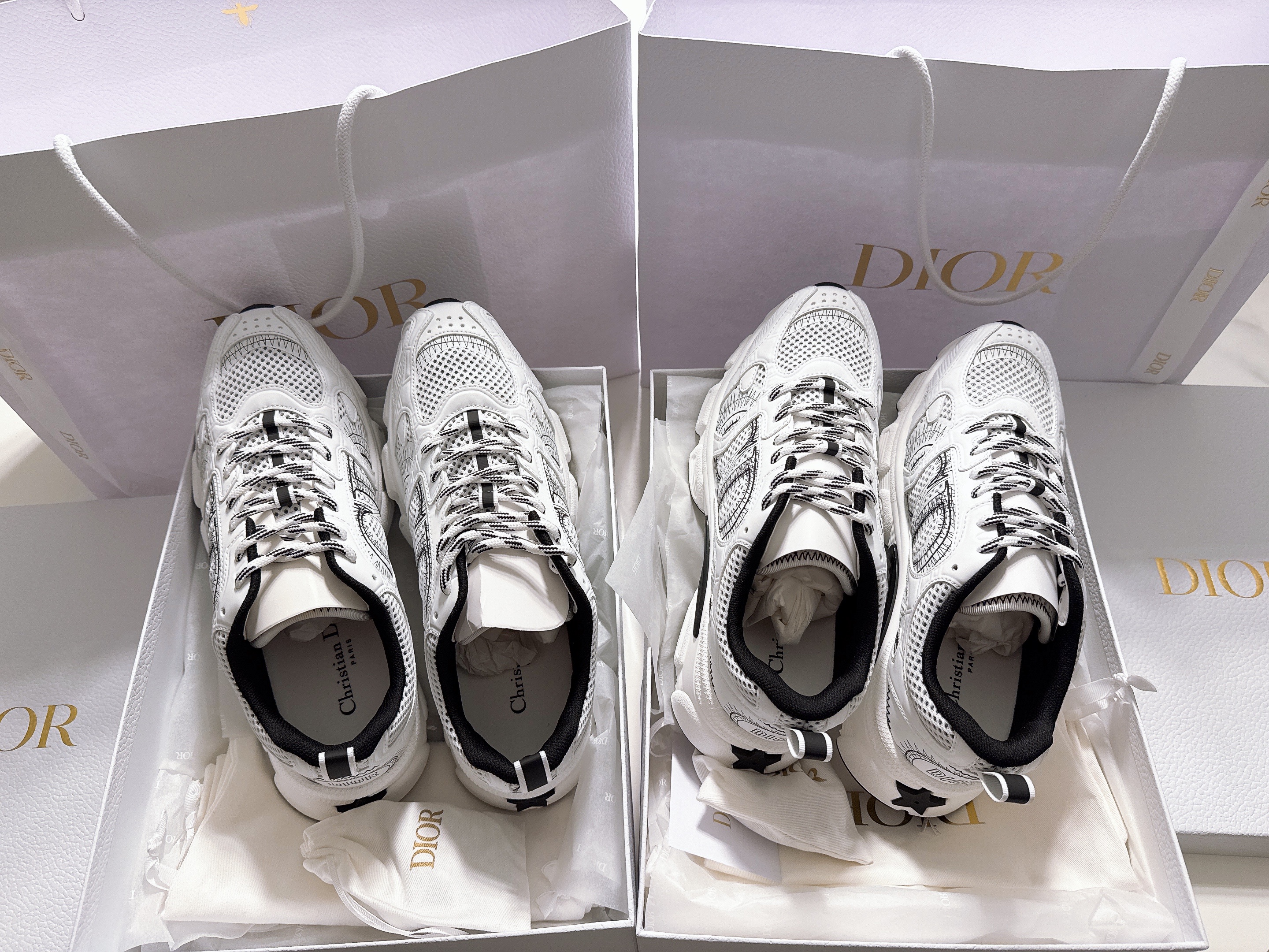 (W) Dior Chrono Sneakers Mesh Laminated Leather White Black 착용 스타일 - 3