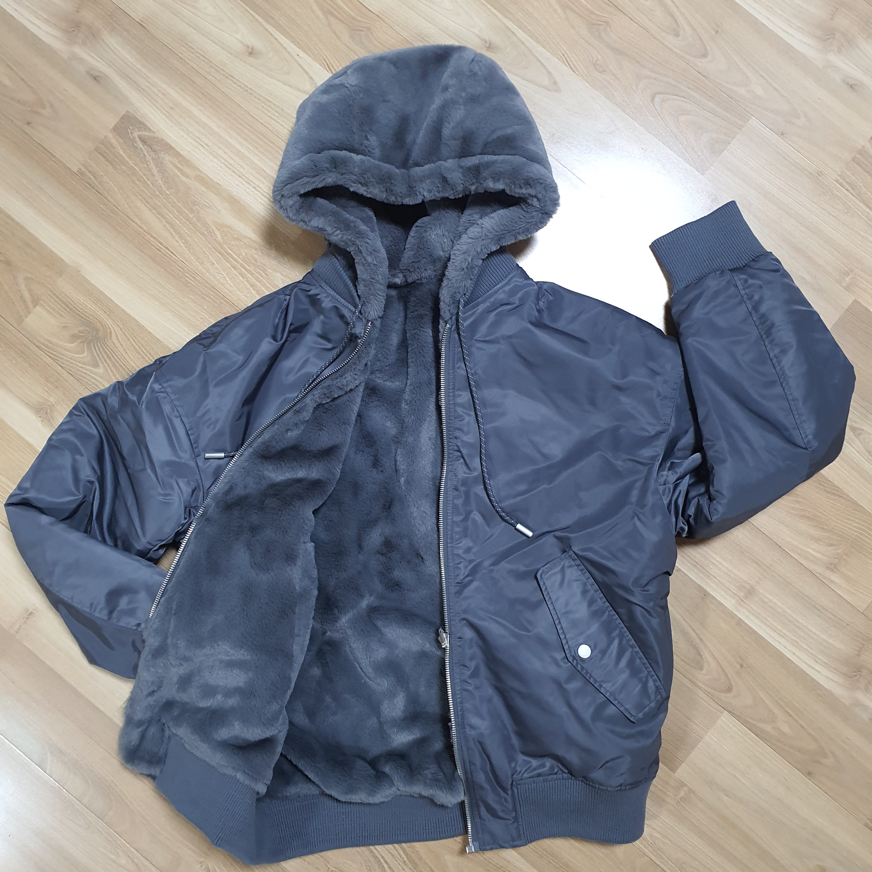 Zara Reversible Bomber Jacket Grey, BY RANG Faux-Fur Hooded Bomber Jacket Dark Grey 착용 스타일 - 2