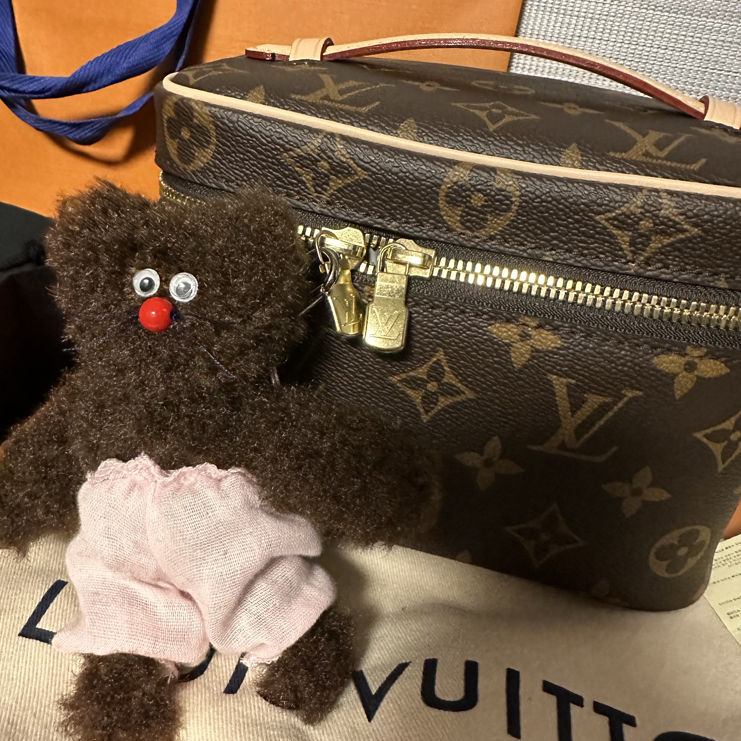 Monamhee Bred Keyring with Pink Pants Brown 착용 스타일