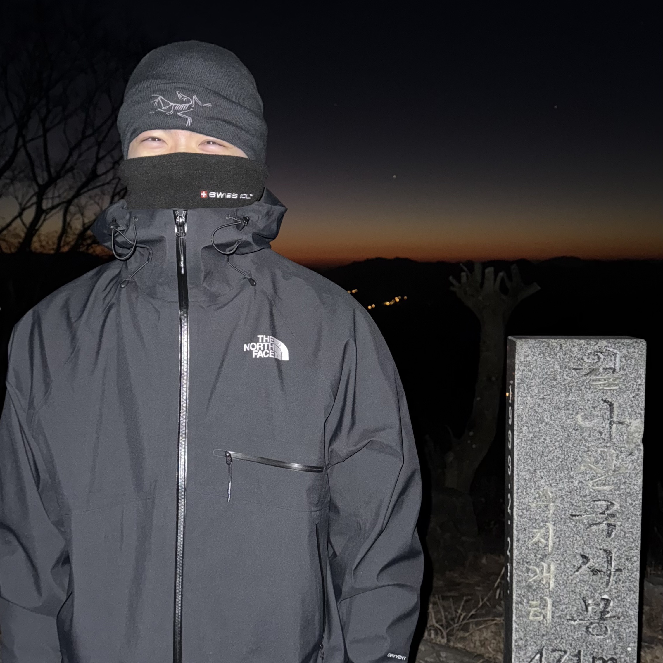 The North Face White Label Slope 3L Jacket Black, Arc'teryx Embroidered Bird Toque Black 착용 스타일