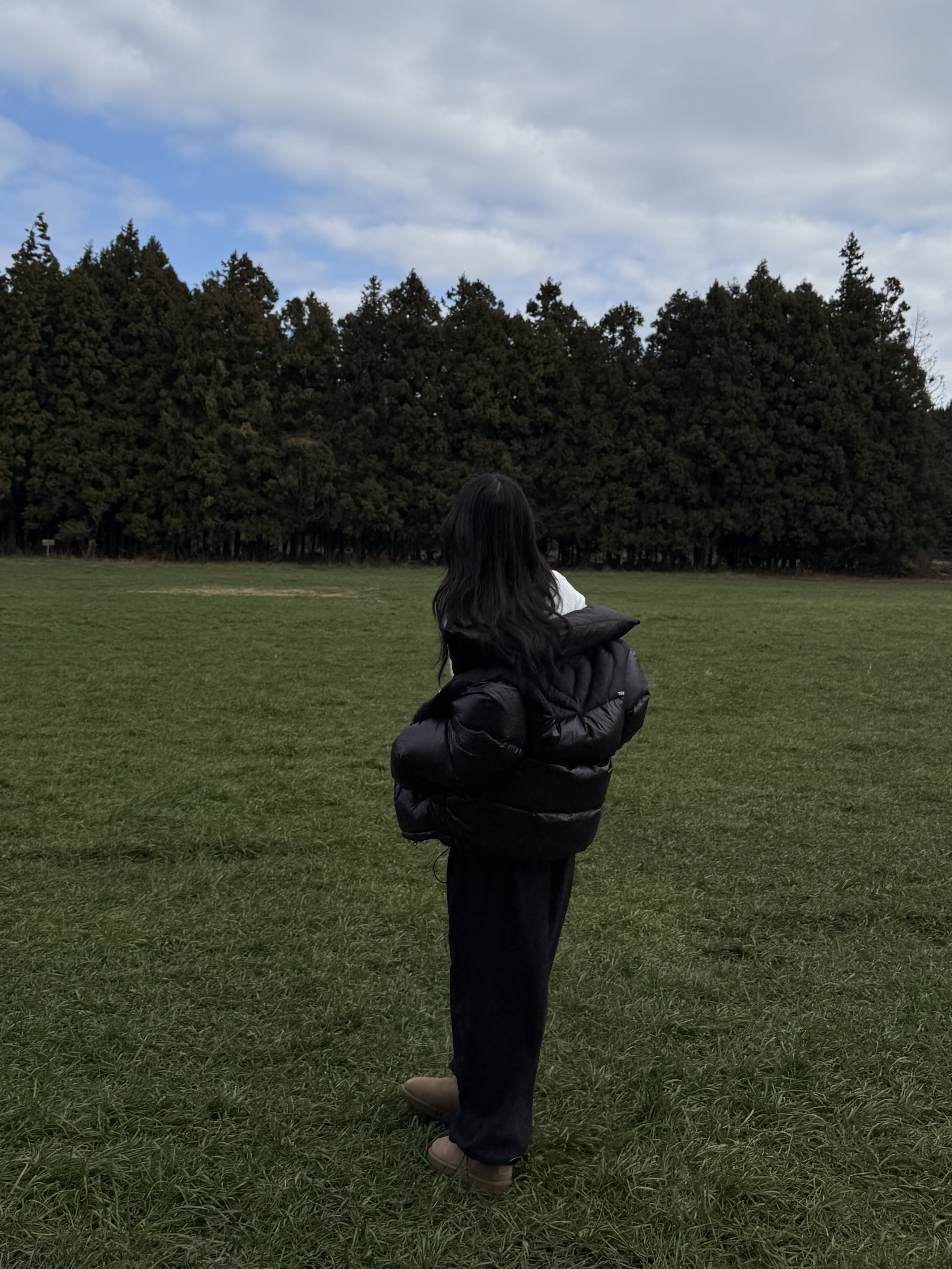 The Museum Visitor KREAM Heart Stitched Puffer Down Jacket Glossy Black - 23FW, (W) UGG Classic Ultra Mini Boots Chestnut 착용 스타일 - 1