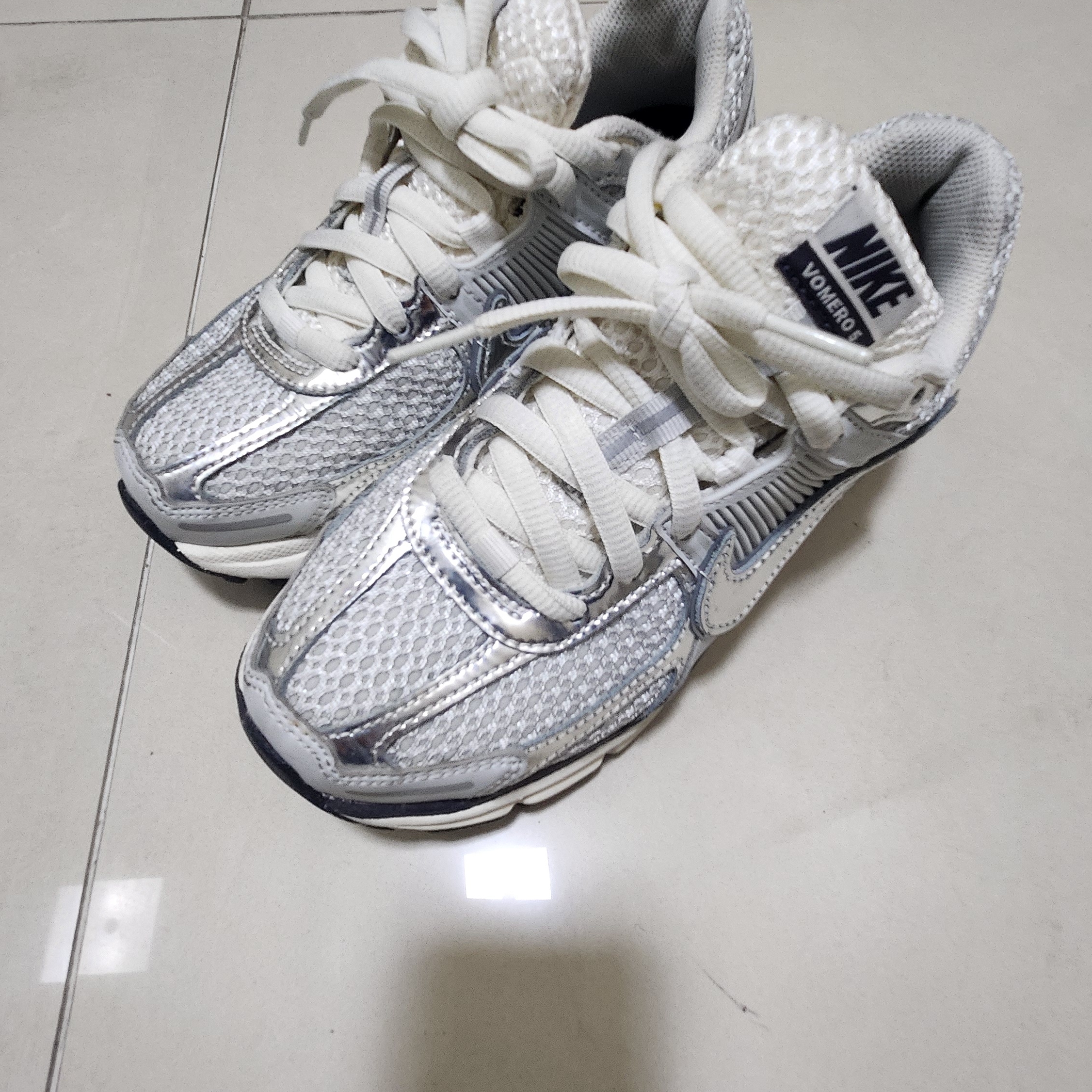 (W) Nike Zoom Vomero 5 Photon Dust and Metallic Silver 착용 스타일