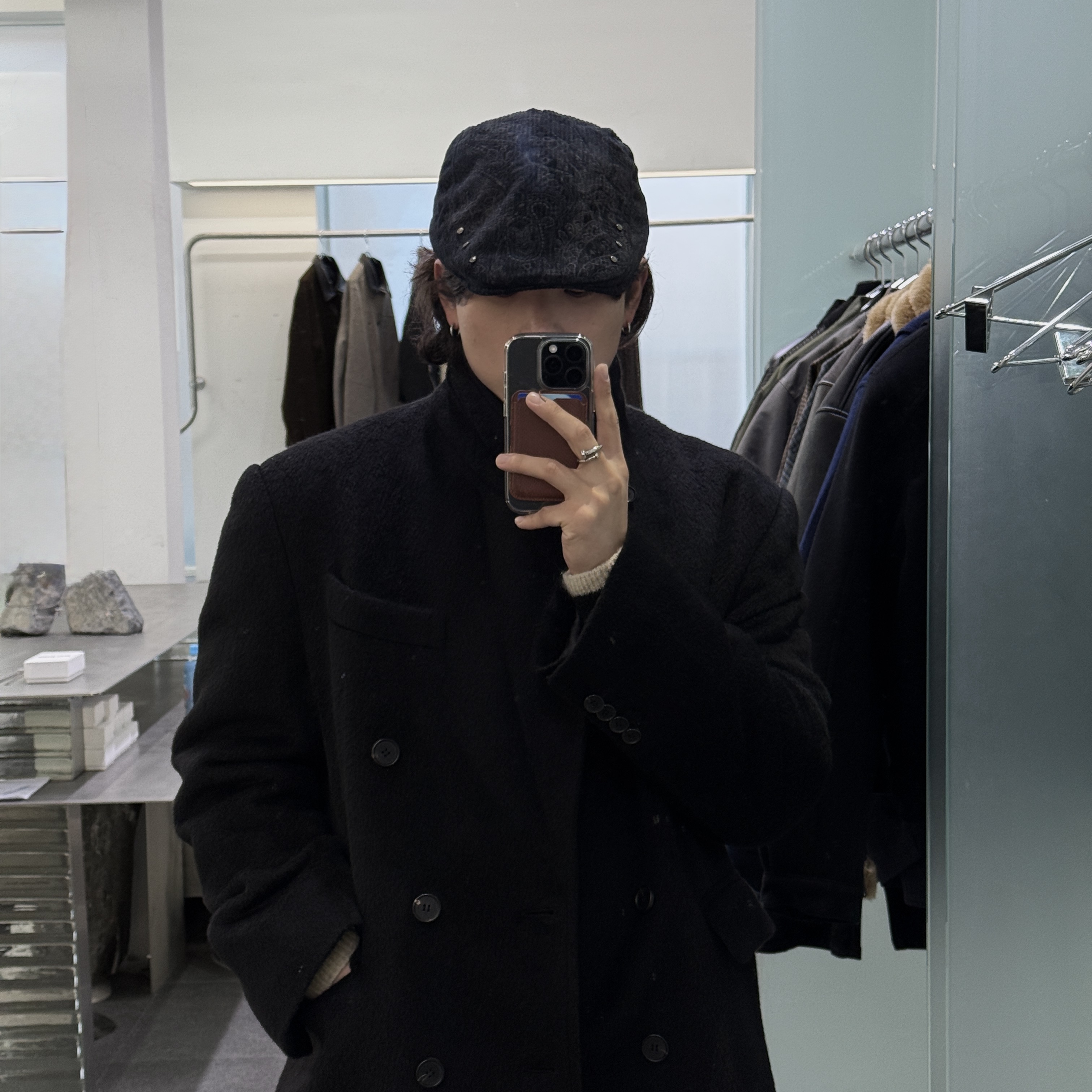 Haleine Highneck Reversible Faux Shearling Blouson Brown (VJ424), Haleine 3D Faux Shearling Crop Jacket Black (VJ410) 착용 스타일 - 2