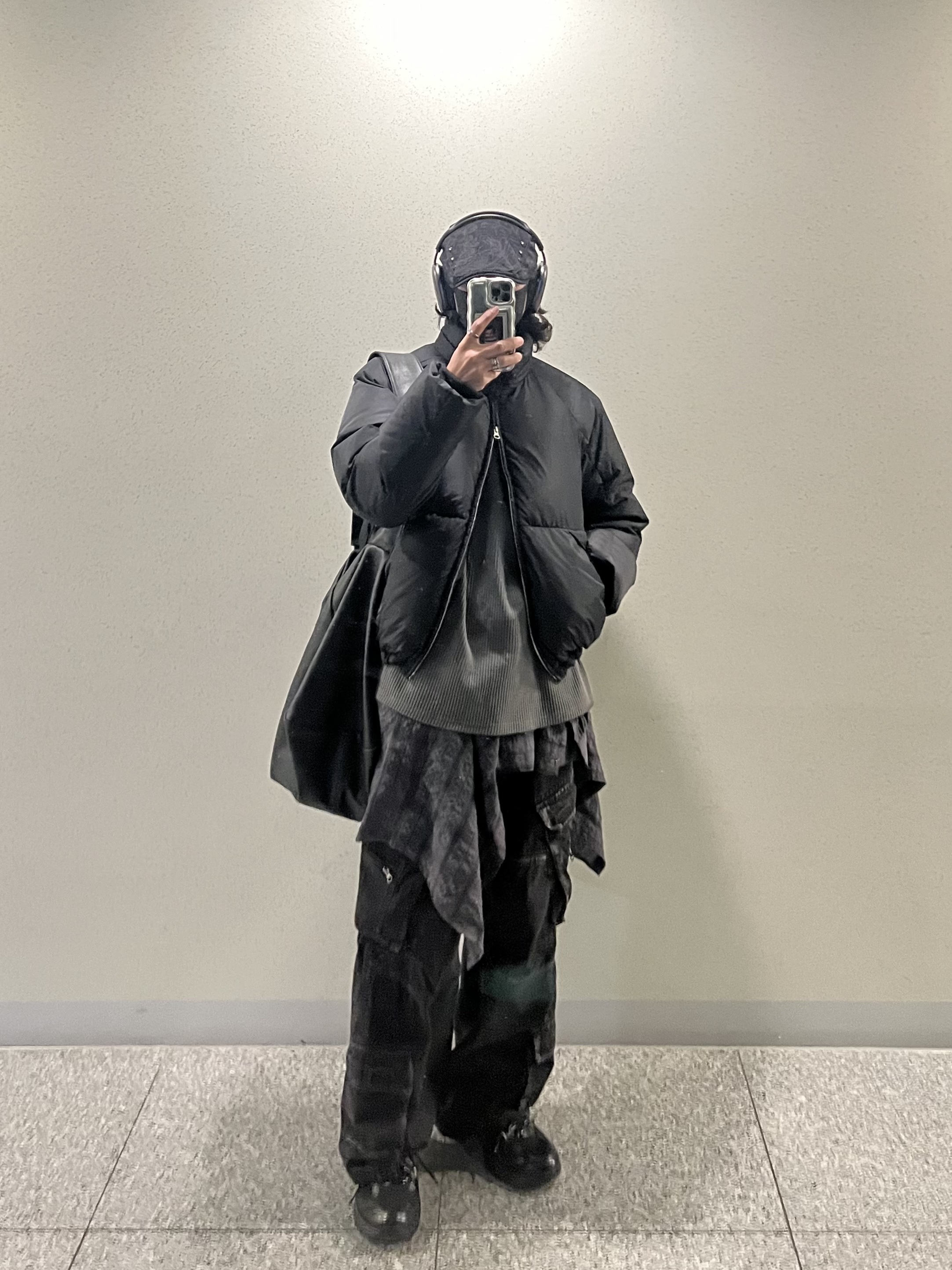 Nos Couleurs Paisley Rivet Hunting Cap Black, Givenchy TK-MX Runner Sneakers in Mesh Black 착용 스타일